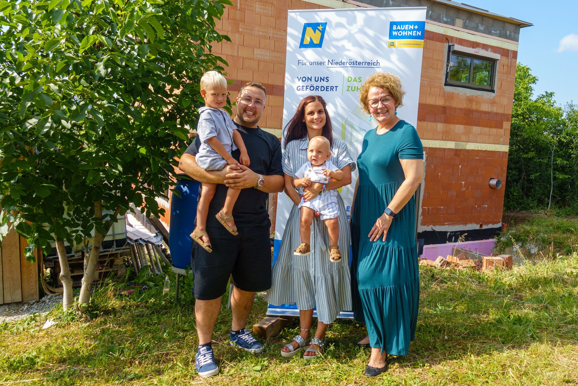 Eine Wohnbauförderung von 27,6 Millionen Euro wurde genehmigt (v.l.n.r.): Leonardo, Eduoard Burlacu, Natalie Burlacu, Sebastian und Christiane Teschl-Hofmeister, Landesrätin für Bildung, Soziales und Wohnbau.