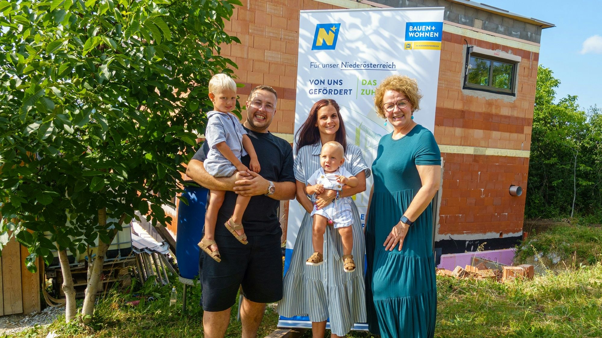 Eine Wohnbauförderung von 27,6 Millionen Euro wurde genehmigt (v.l.n.r.): Leonardo, Eduoard Burlacu, Natalie Burlacu, Sebastian und Christiane Teschl-Hofmeister, Landesrätin für Bildung, Soziales und Wohnbau.