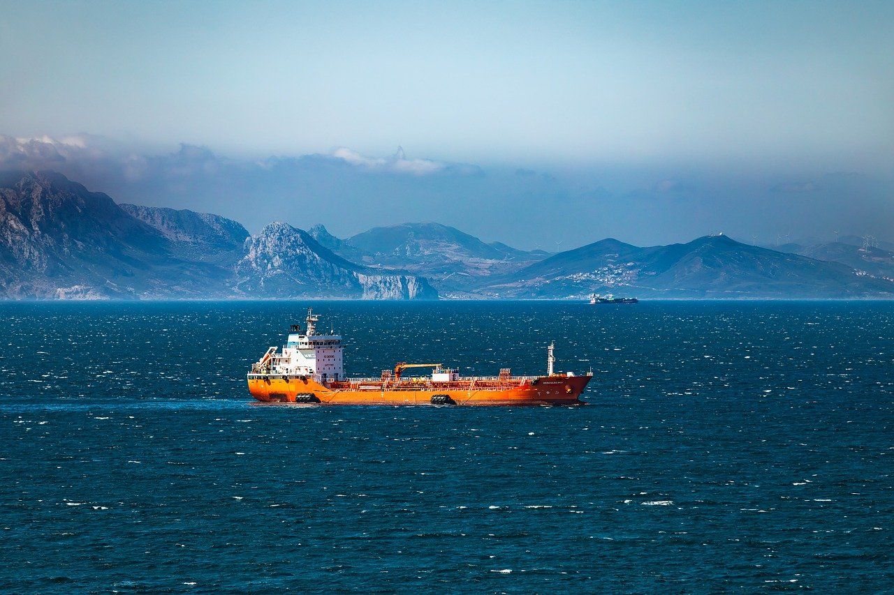 Großer Tanker auf dem Meer