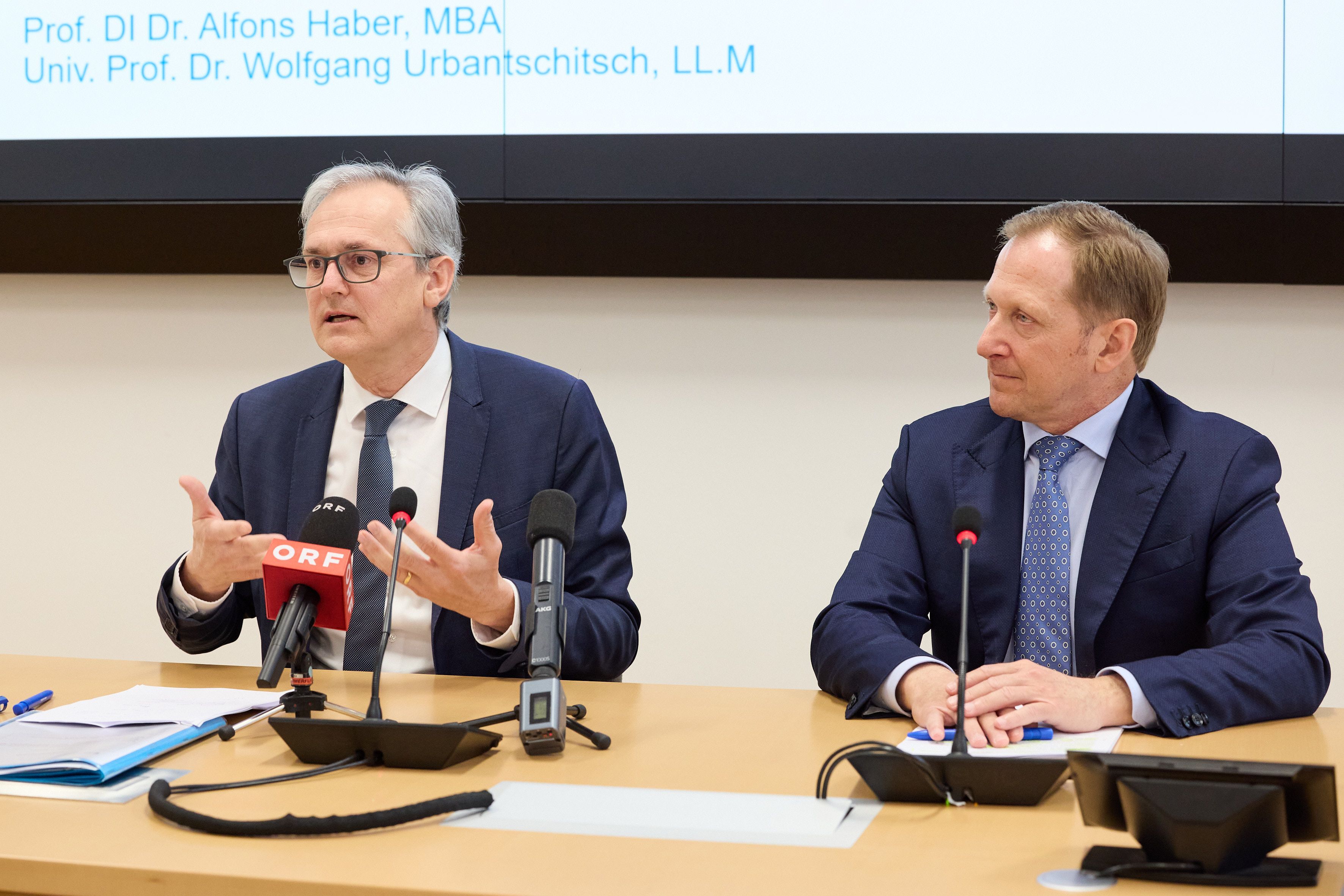 Abschieds-Pressekonferenz in Wien: Wolfgang Urbantschitsch (l.) scheidet nach fünf Jahren aus dem E-Control-Vorstand aus, Alfons Haber (r.) bleibt hingegen an Bord.