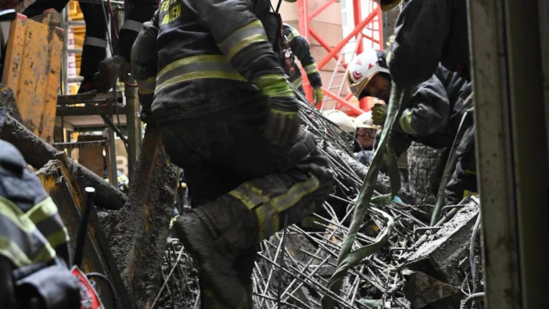 Die Bergung der Arbeiter gestaltete sich für die Feuerwehrkräfte sehr schwierig.