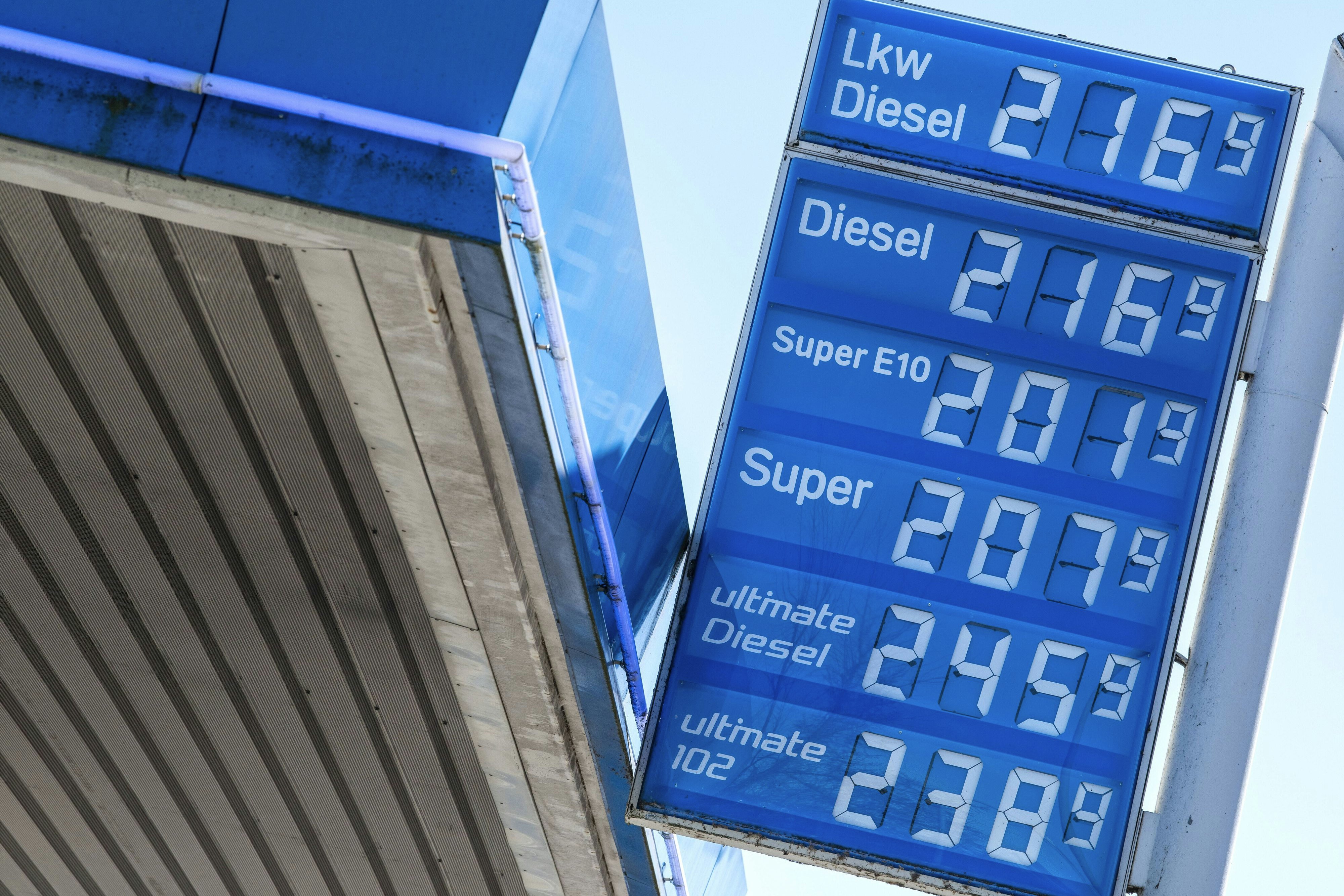 Seit Beginn des Iran-Konfliktes gehen die Spritpreise durch die Decke