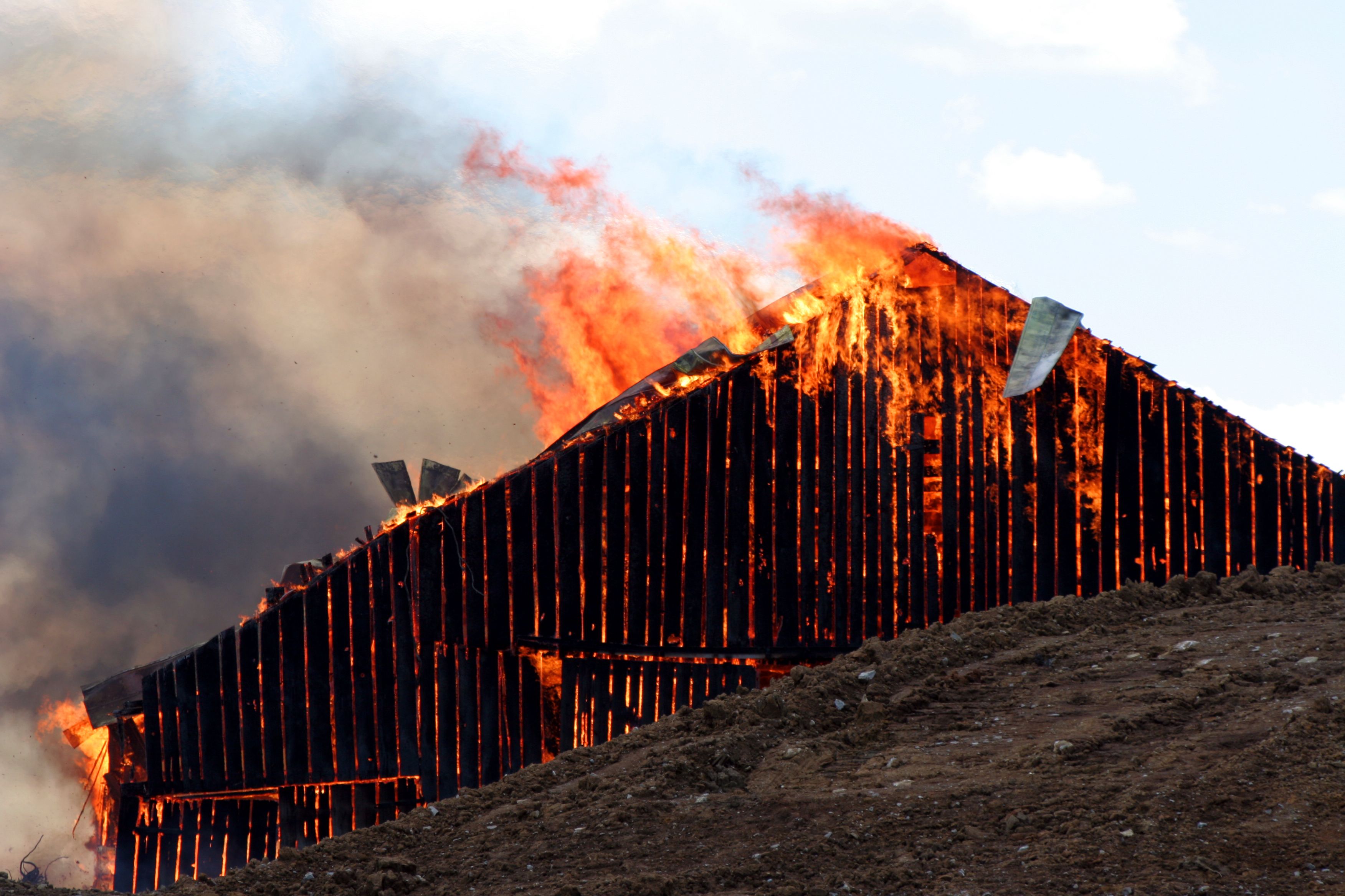 Der Stall brannte lichterloh (Symbolbild).