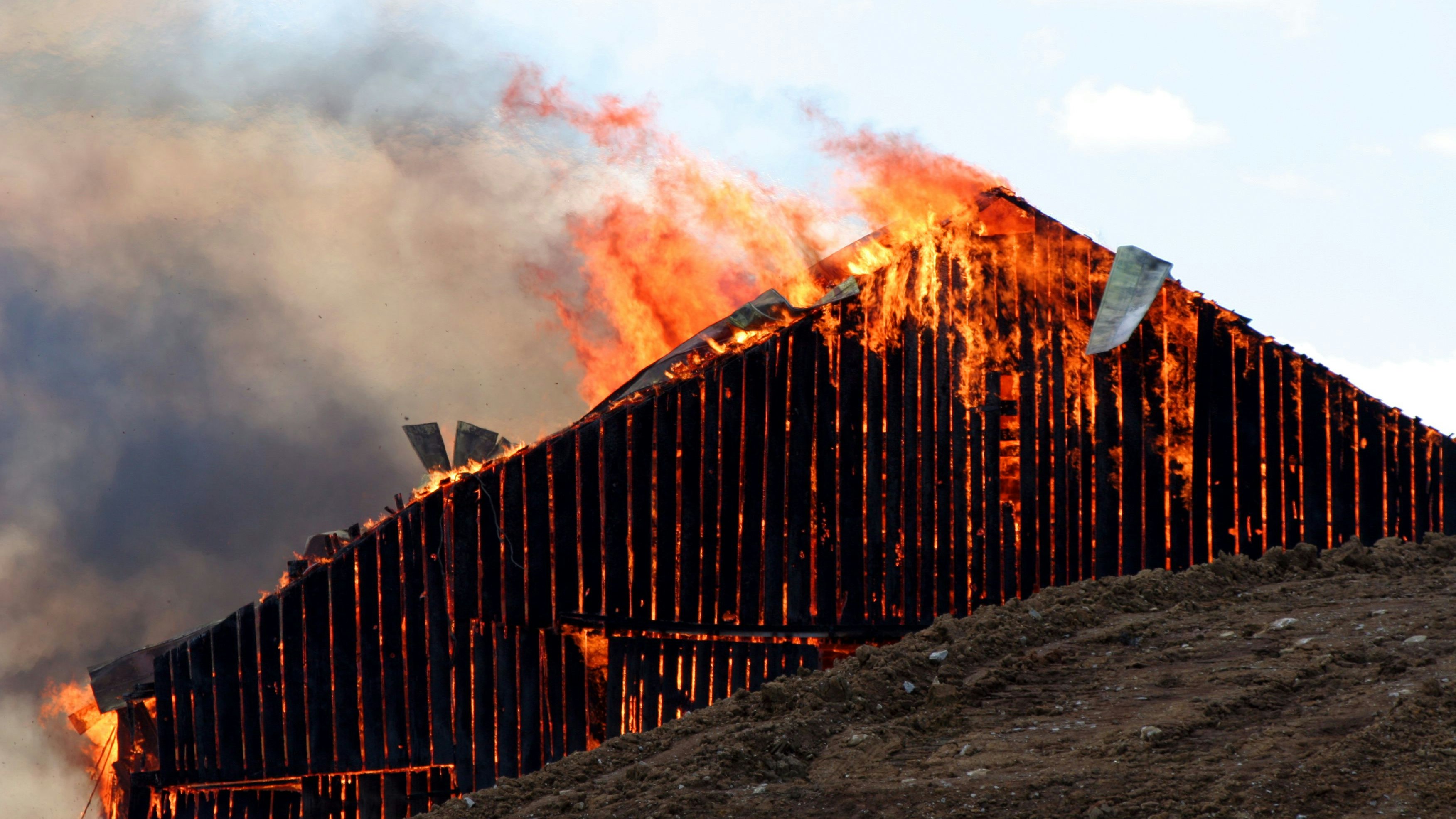 Der Stall brannte lichterloh (Symbolbild).