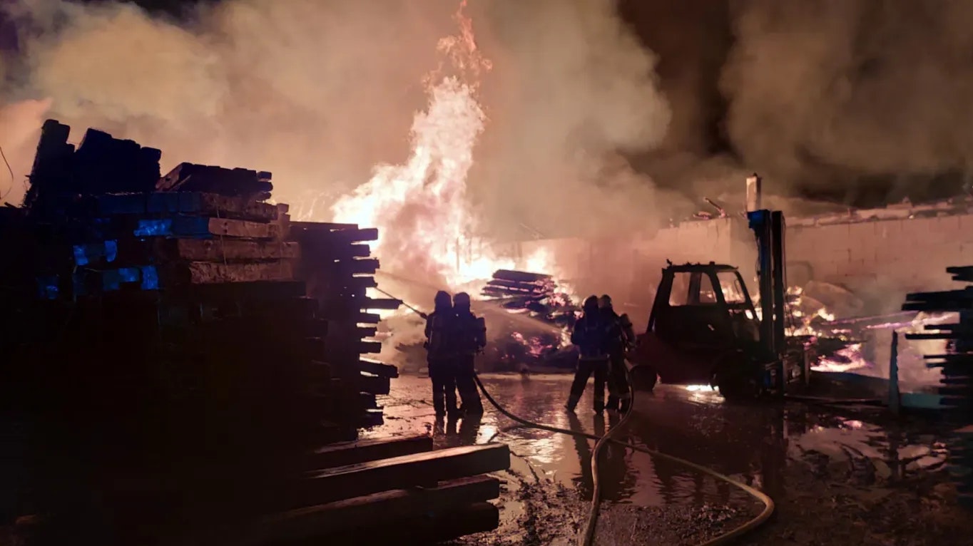 Montagabend kam es in Gurten zu einem massiven Brand in einer Lagerhalle.