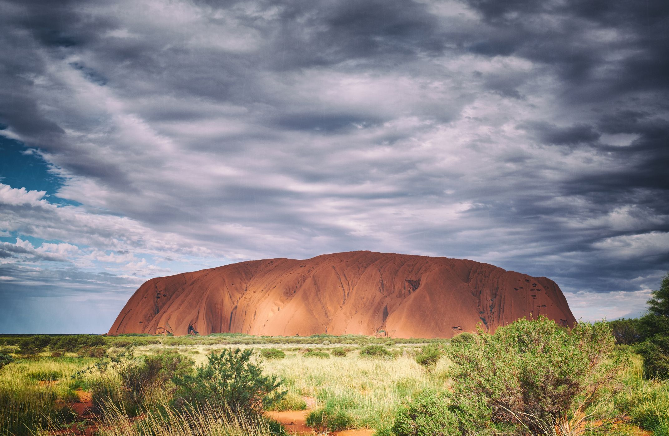 Der Uluru liegt in einer der trockensten Regionen des australischen Kontinents. Nun rauschen Bäche von dem steinernen Monument herab.
