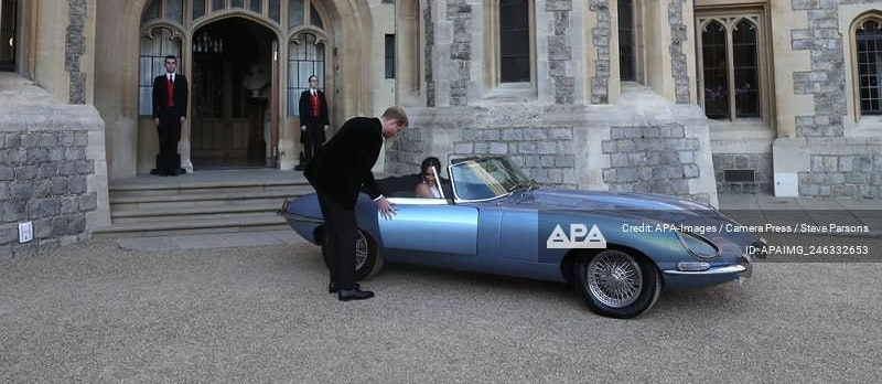... und bei der Abfahrt im antiken Jaguar E-Type