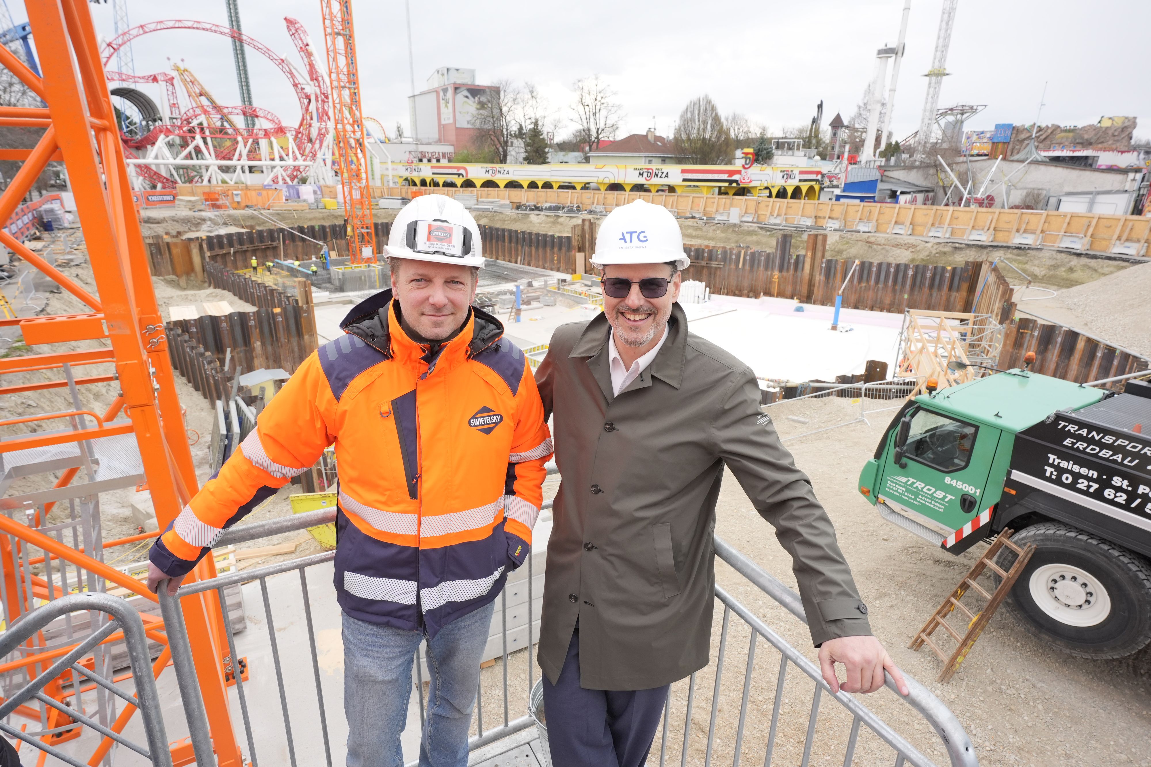Projektverantwortlicher Matthias Prichzi (re.) auf der Baustelle im Prater.