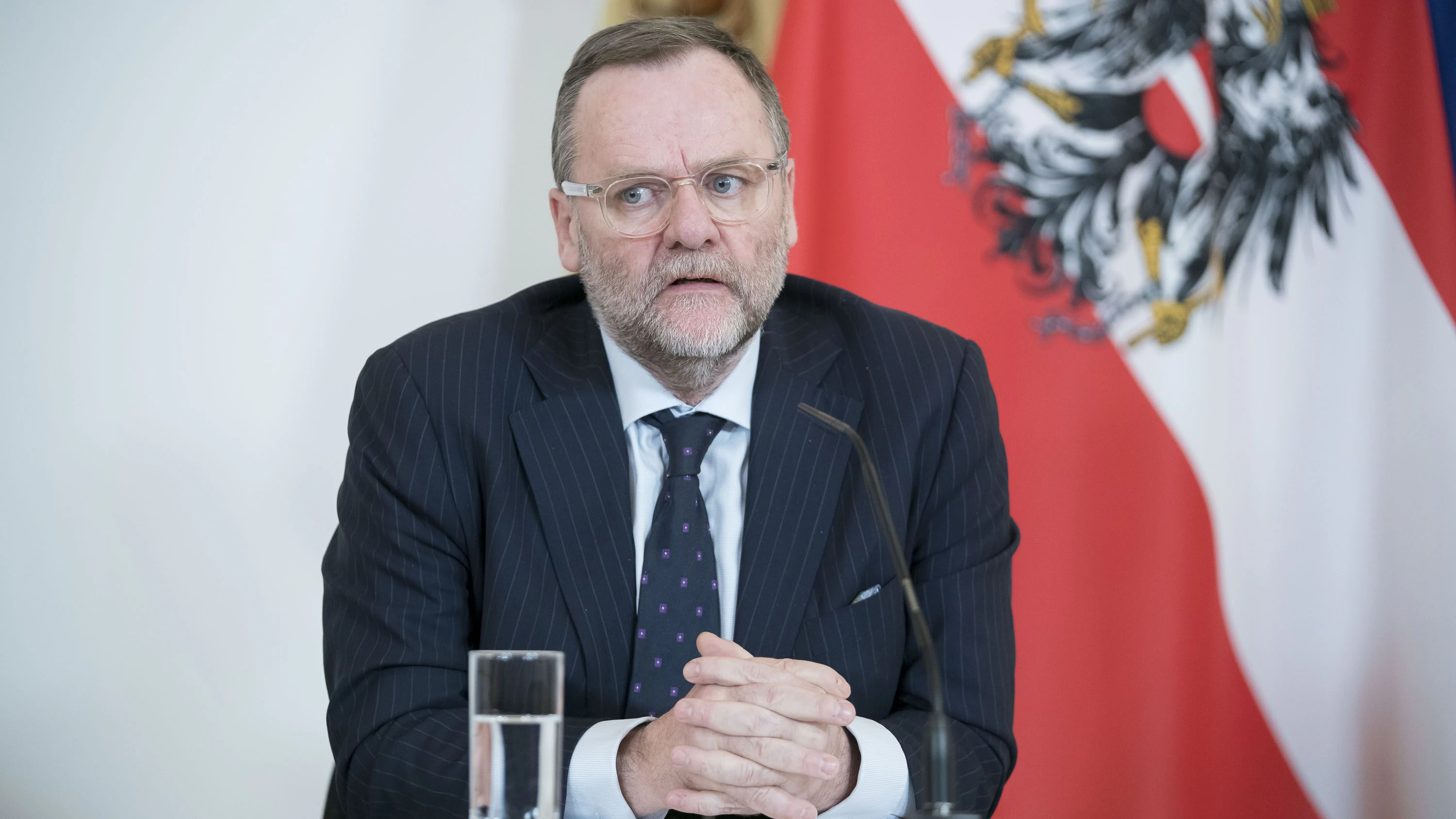 Josef Schellhorn während einer Pressekonferenz im Februar 2026.