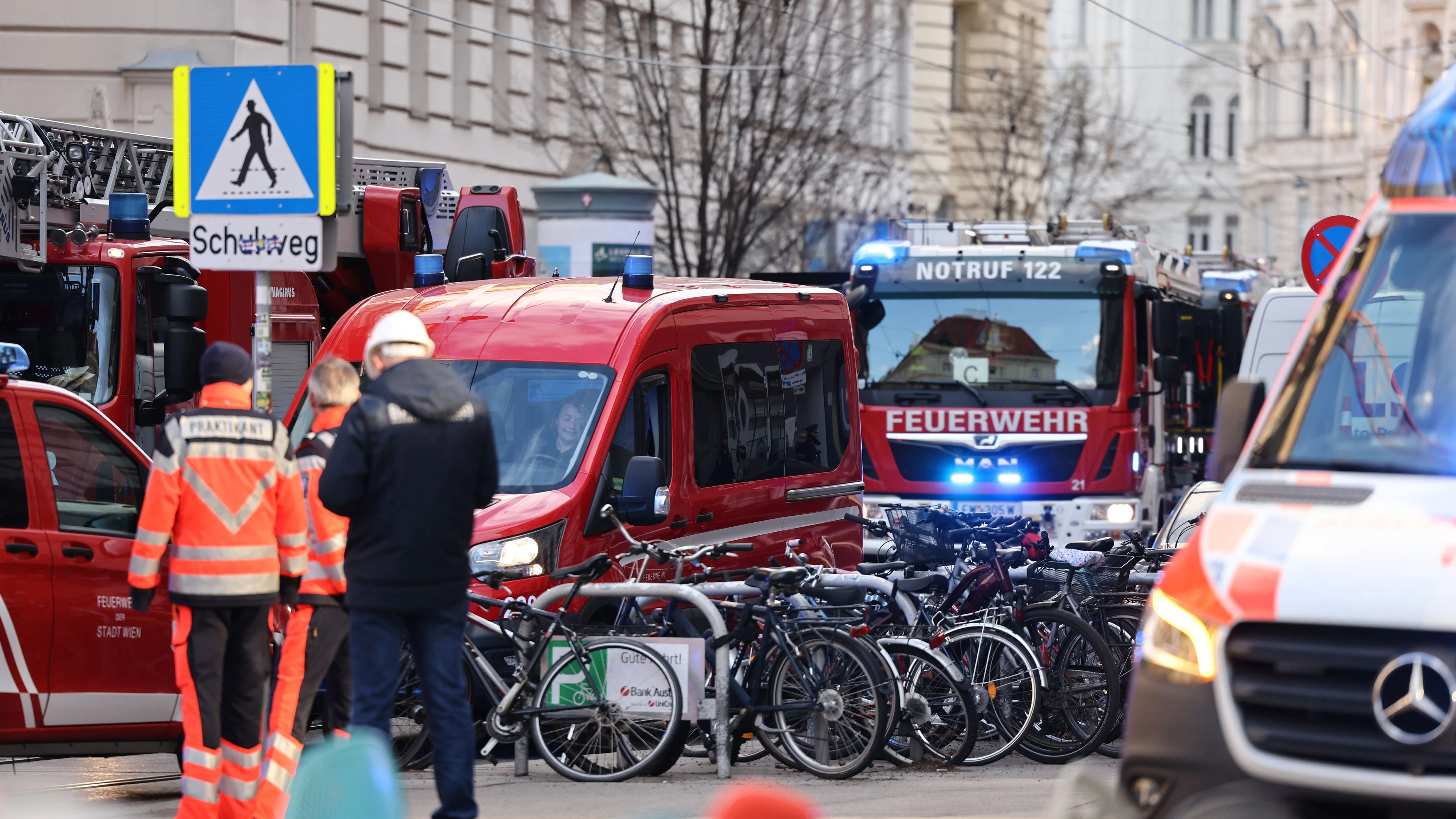 Rettungs- und Feuerwehrkräfte am Einsatzort. 