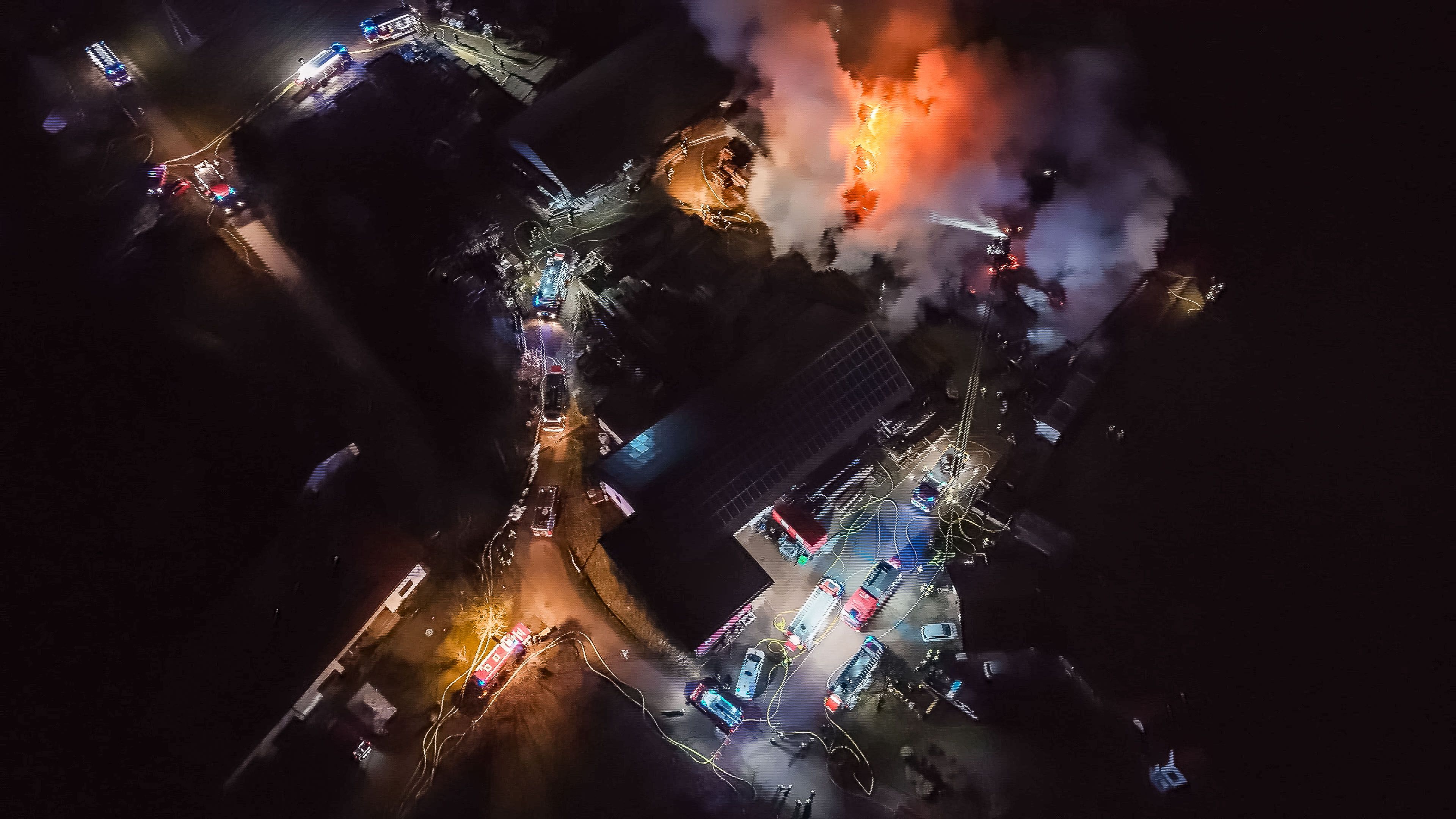 Viele Feuerwehren standen Dienstagvormittag noch immer im Einsatz.