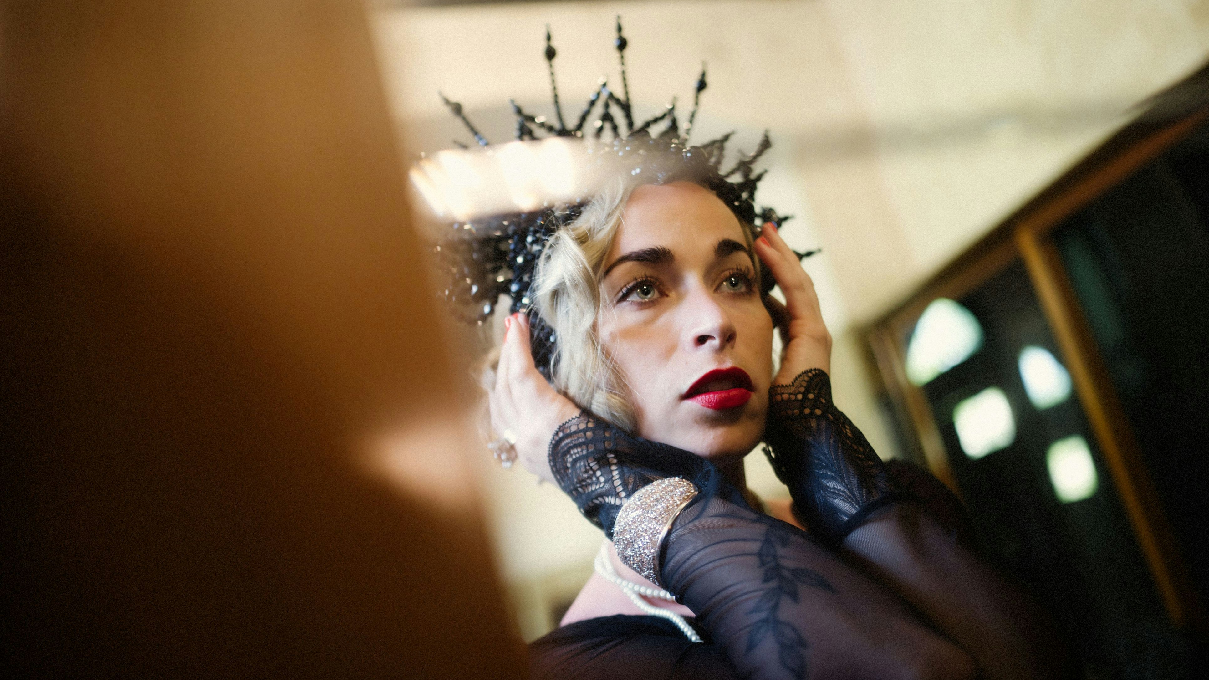 Frau mit schwarzer Krone...