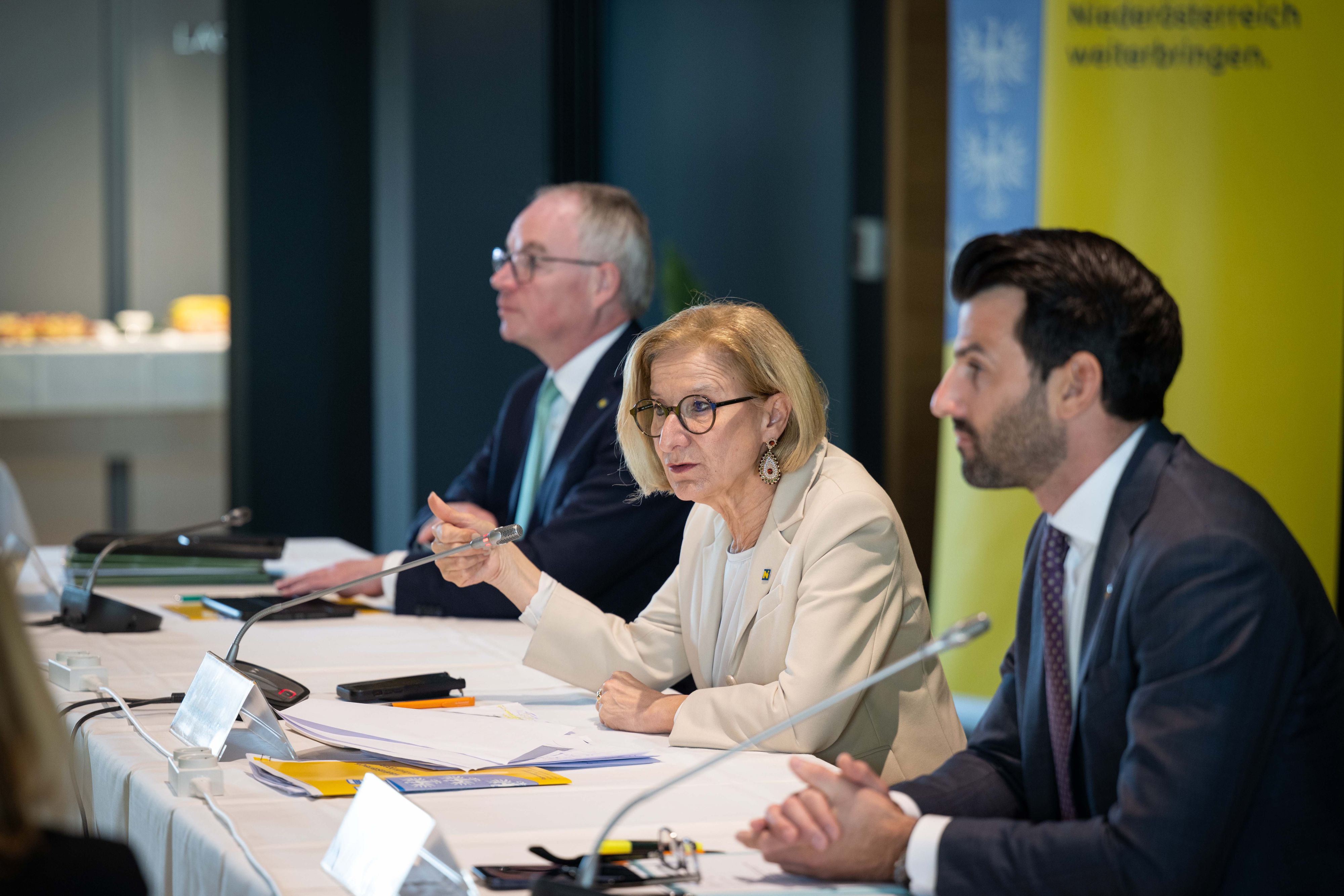 Landesvize Stephan Pernkopf, Landeshauptfrau Johanna Mikl-Leitner und Landesvize Udo Landbauer