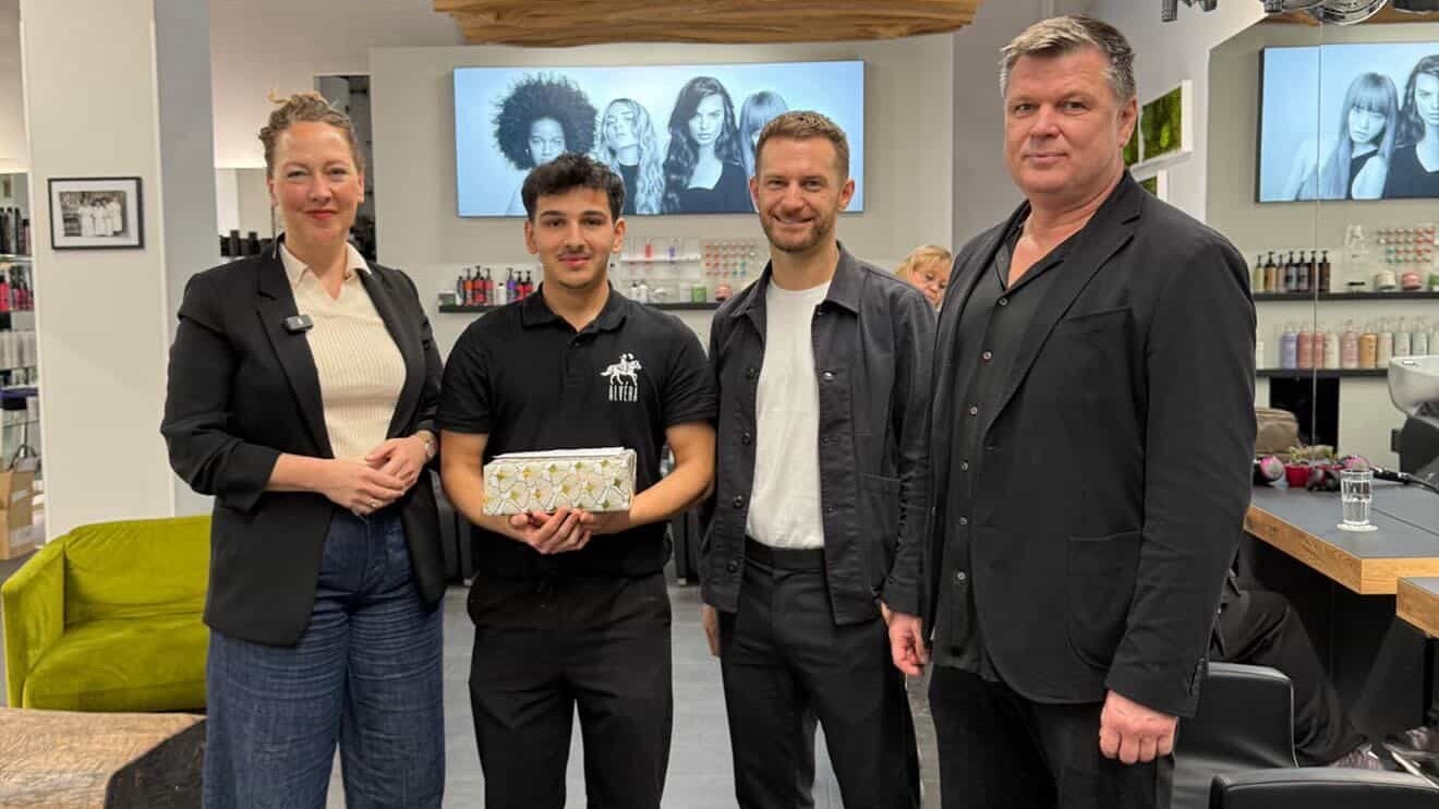 Mit einer neuen Haarschneider-Maschine bedankten sich die Grünen bei ihrem Besuch am Montag bei Mohammad für seine herzerwärmende ehrenamtliche Tätigkeit.