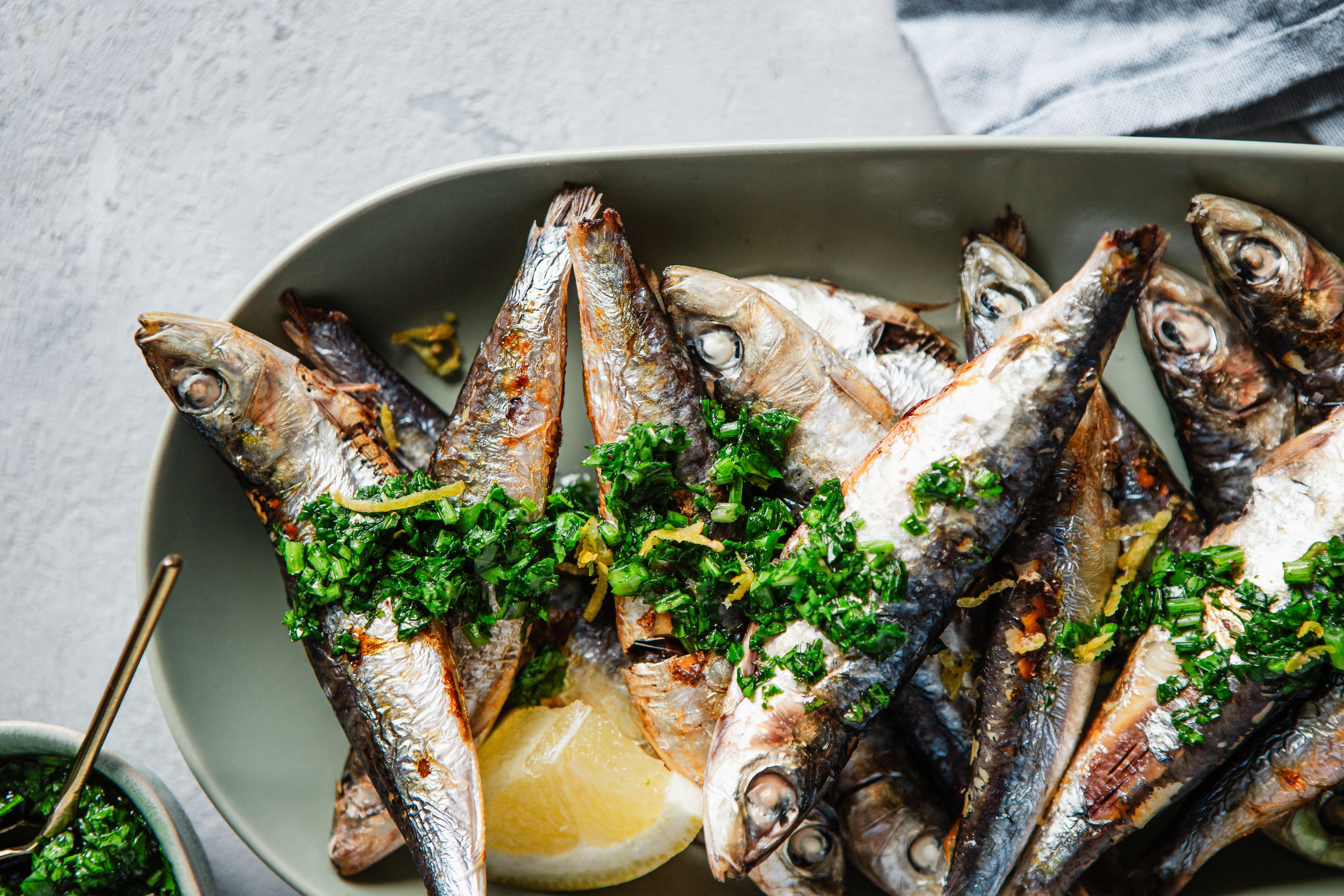 Sardinen enthalten zahlreiche Nährstoffe, vor allem Omega-3-Fettsäuren, die als besonders hautfreundlich gelten.