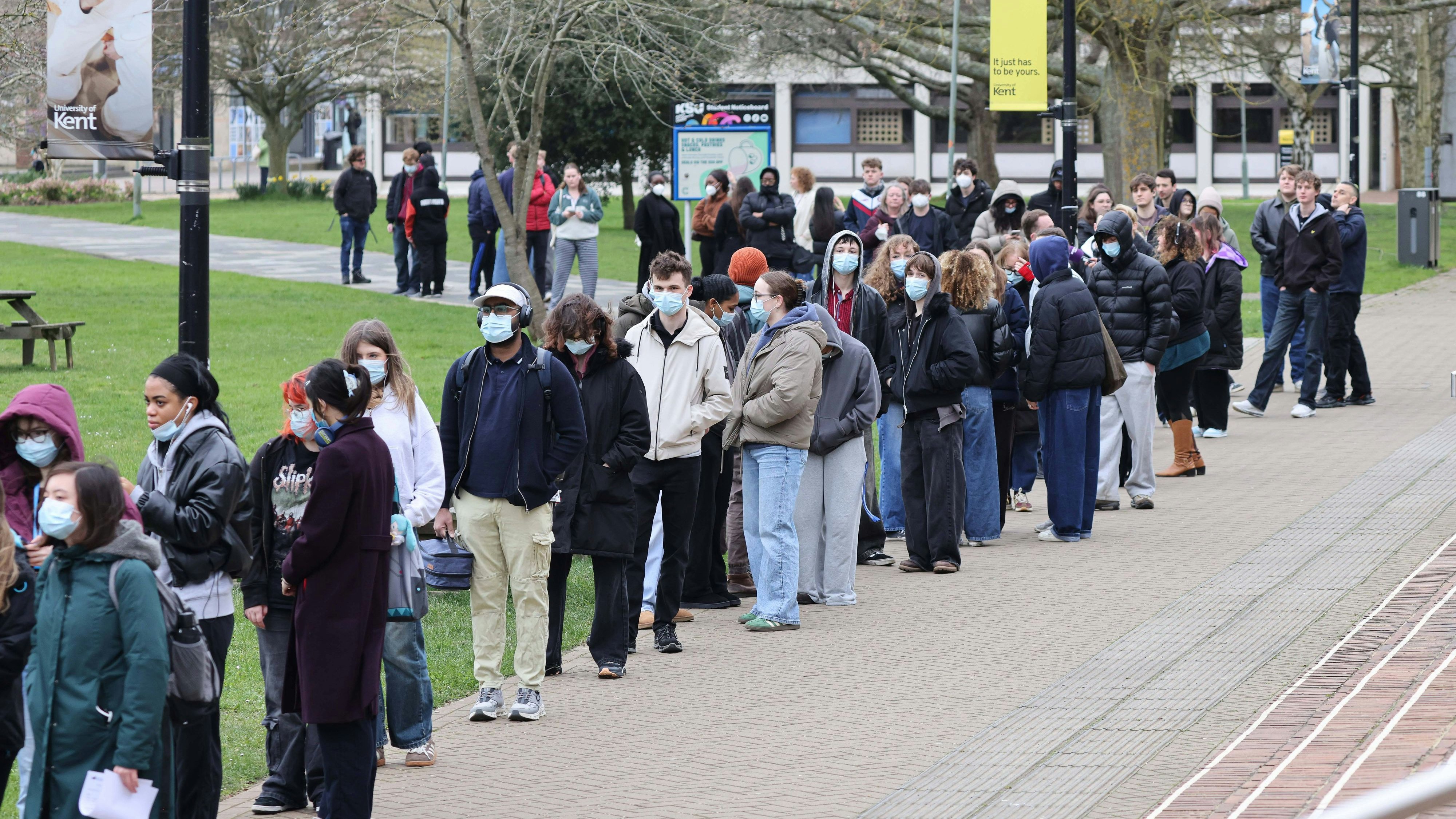 University of Kent Meningitis 17/3/2026.. Students queue for antibiotics outside a building of University of Kent in Canterbury. After 2 pupils died as a result of Meningitis. .And 13 more cases reported with signs or symptoms of Meningitis. PUBLICATIONxINxGERxAUTxSUIxONLY Copyright: xGaryxStonex NINTCHDBPICT001067410115