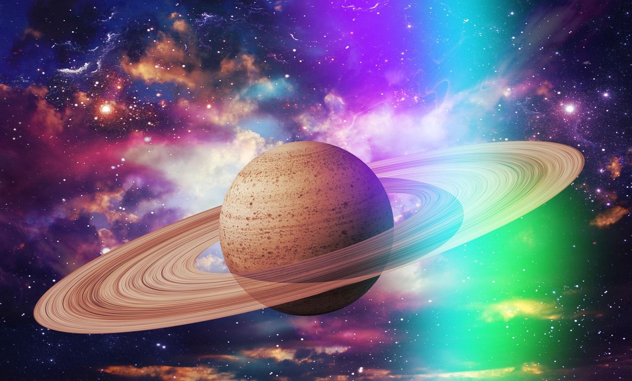 Saturn mit seinen glänzenden Ringen im Weltall