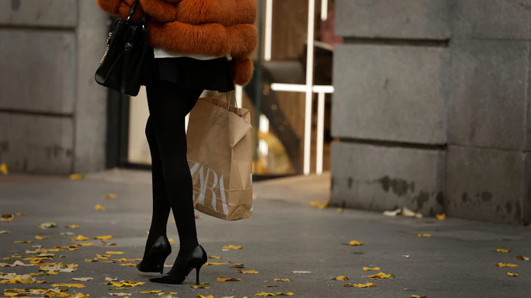 Schwedische Billigmode? Ramsch-Design aus China? Für Zara war das offenbar keine Konkurrenz. Der spanische Modekonzern Inditex, zu dem das Label gehört, macht mittlerweile 40 Milliarden Euro Umsatz. Das ist die Strategie hinter dem Erfolg.