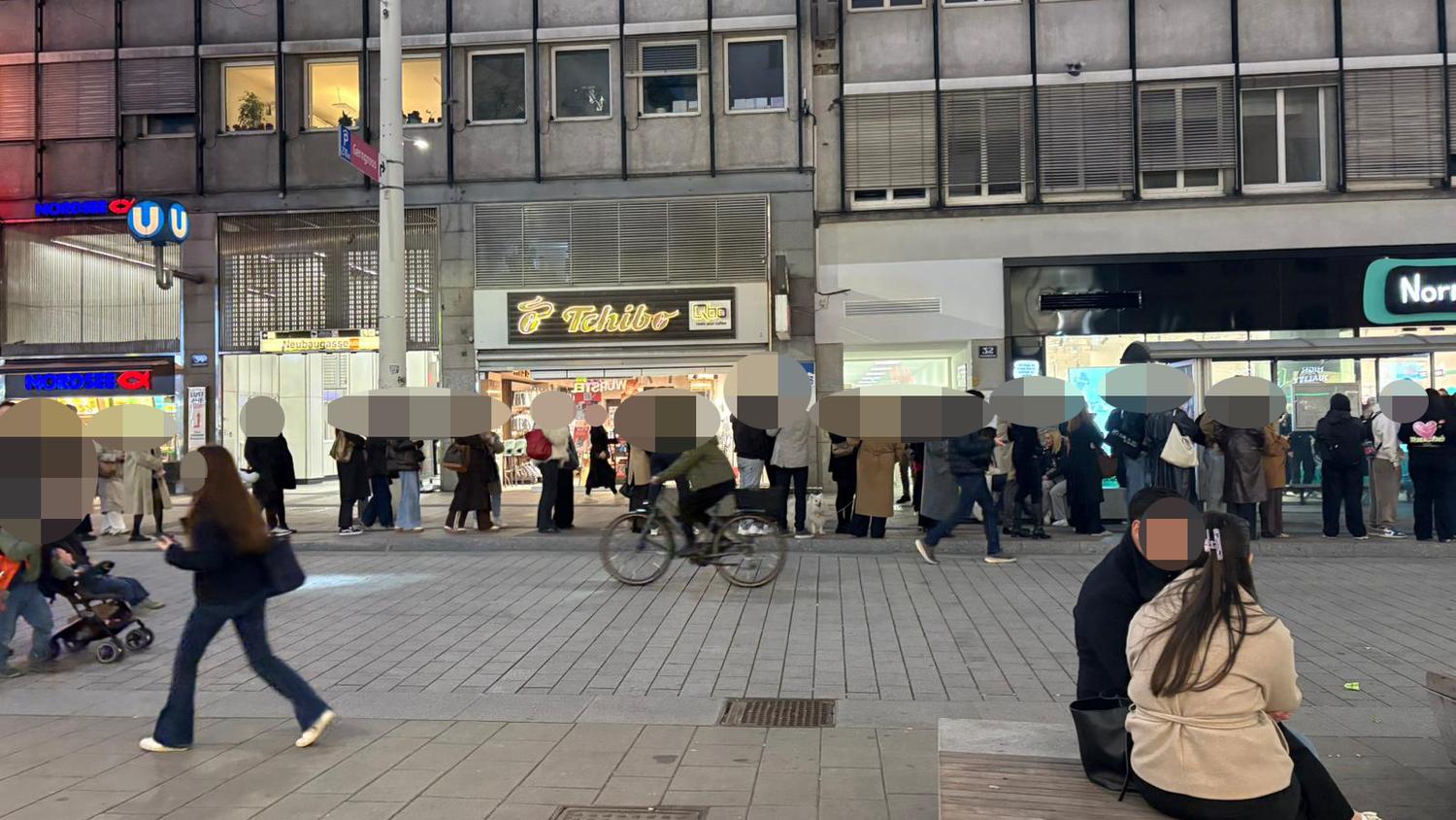 Die lange Schlange sorgte unter Passanten für Verwunderung.