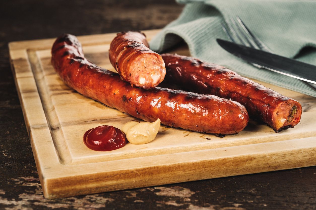 Ein Biss in einen Käsekrainer endet vor Gericht.