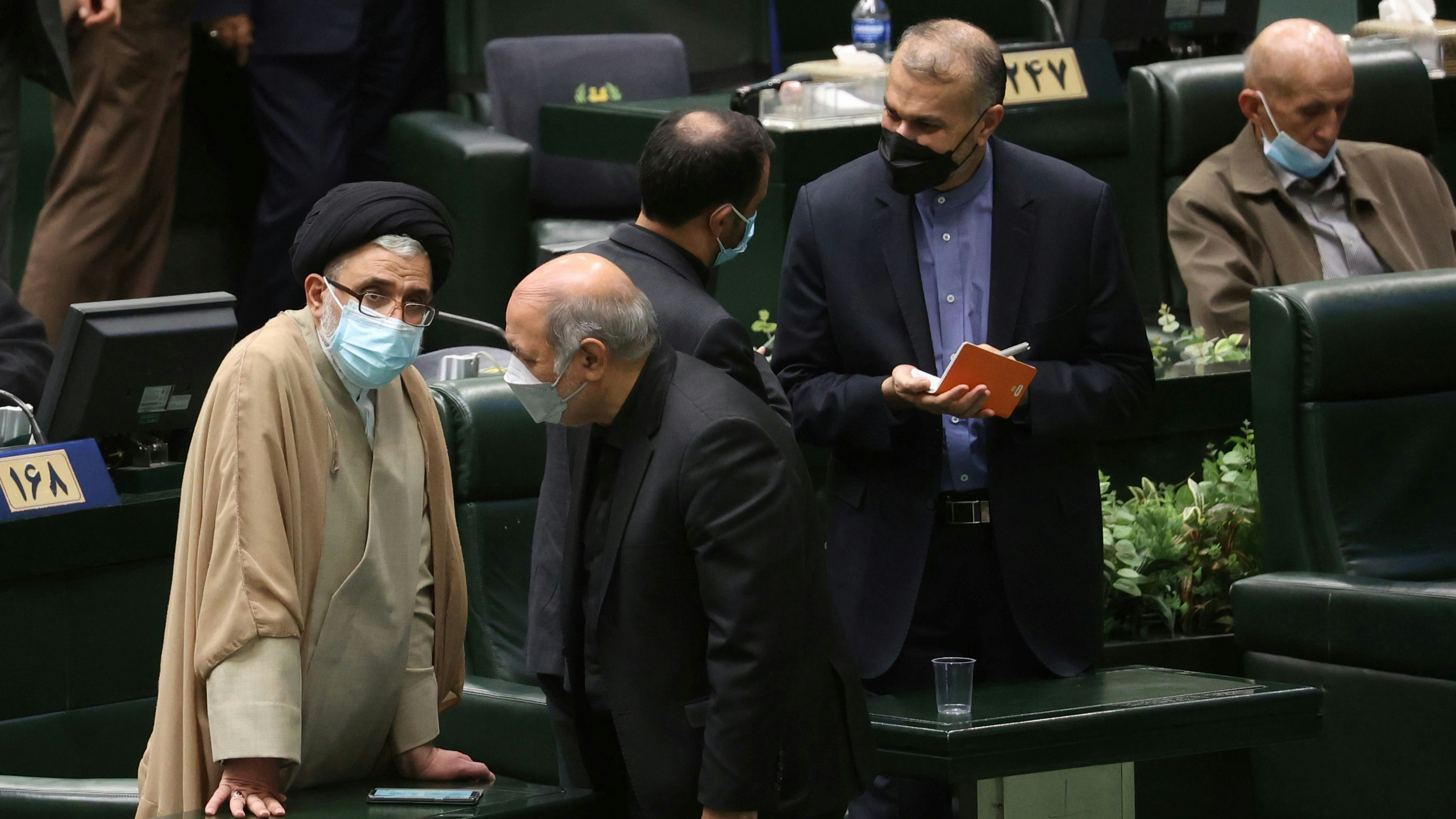 Der iranische Nachrichtenminister Esmaeil Khatib (li.) ist in der Nacht auf Mittwoch offenbar getötet worden. Archivbild. 