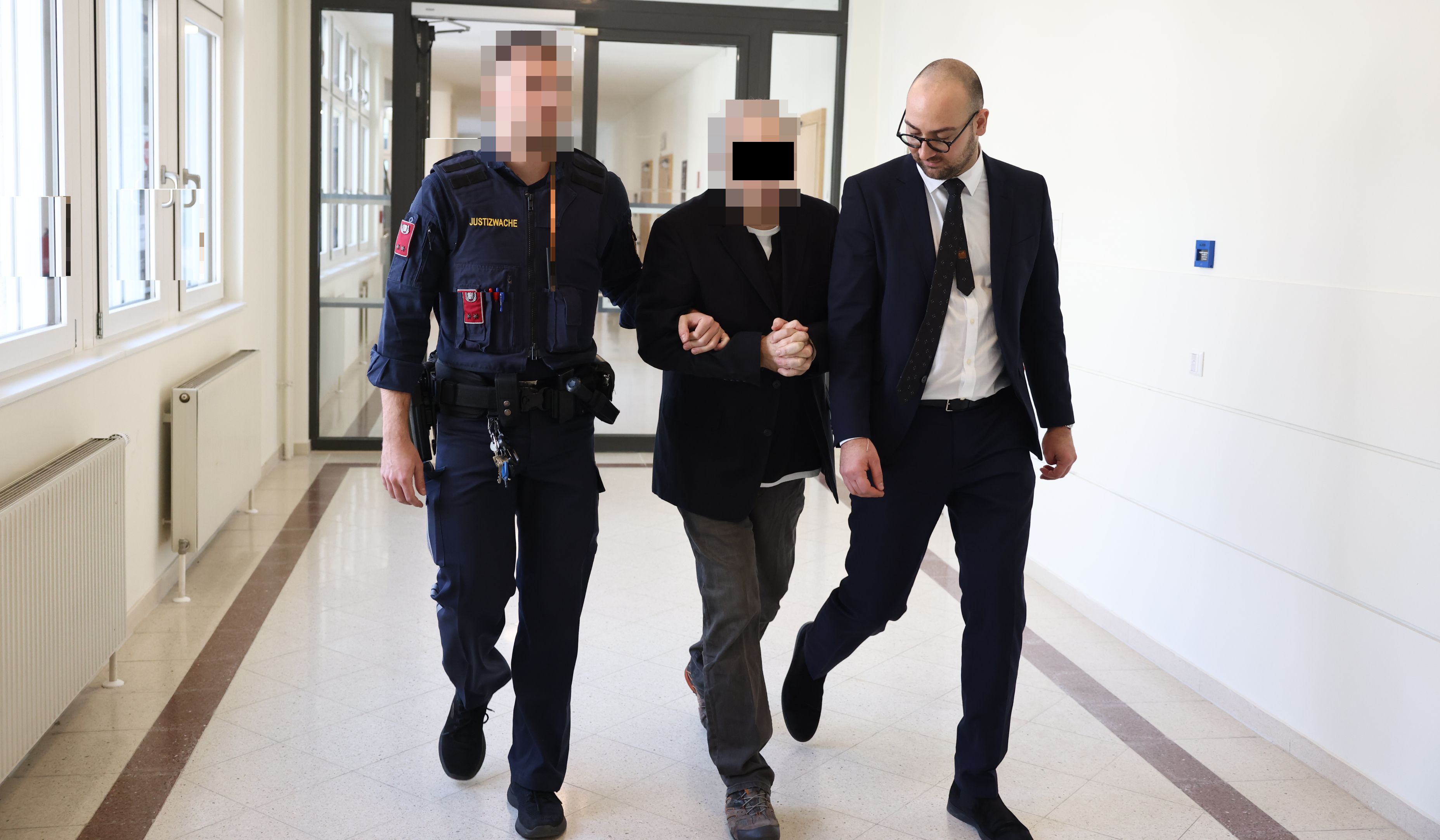 Schwerer Gang vor Gericht gemeinsam mit Verteidiger Michael Babic, dann sofortige Entlassung aus dem Häf‘n.