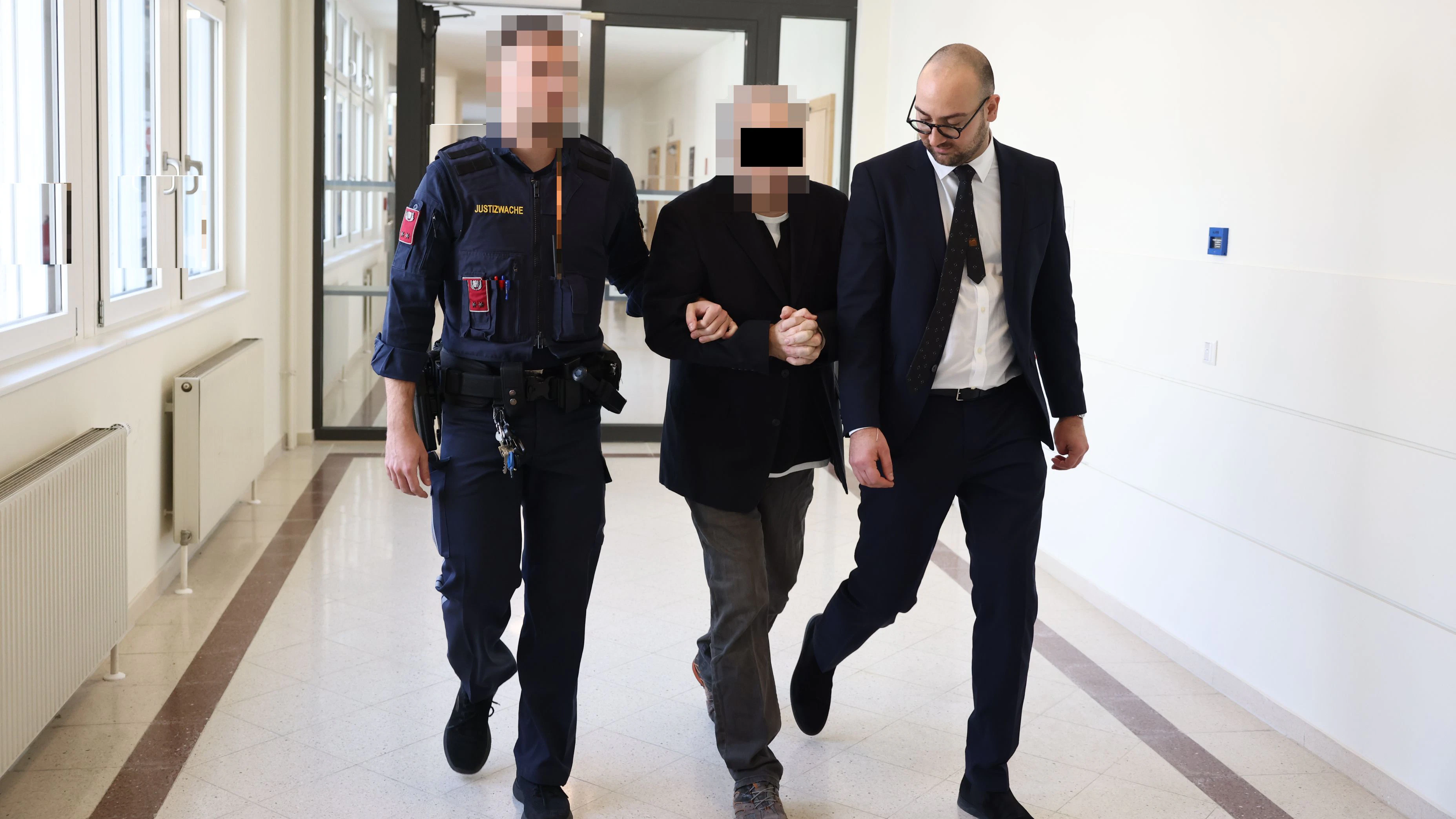 Schwerer Gang vor Gericht gemeinsam mit Verteidiger Michael Babic, dann sofortige Entlassung aus dem Häf‘n.