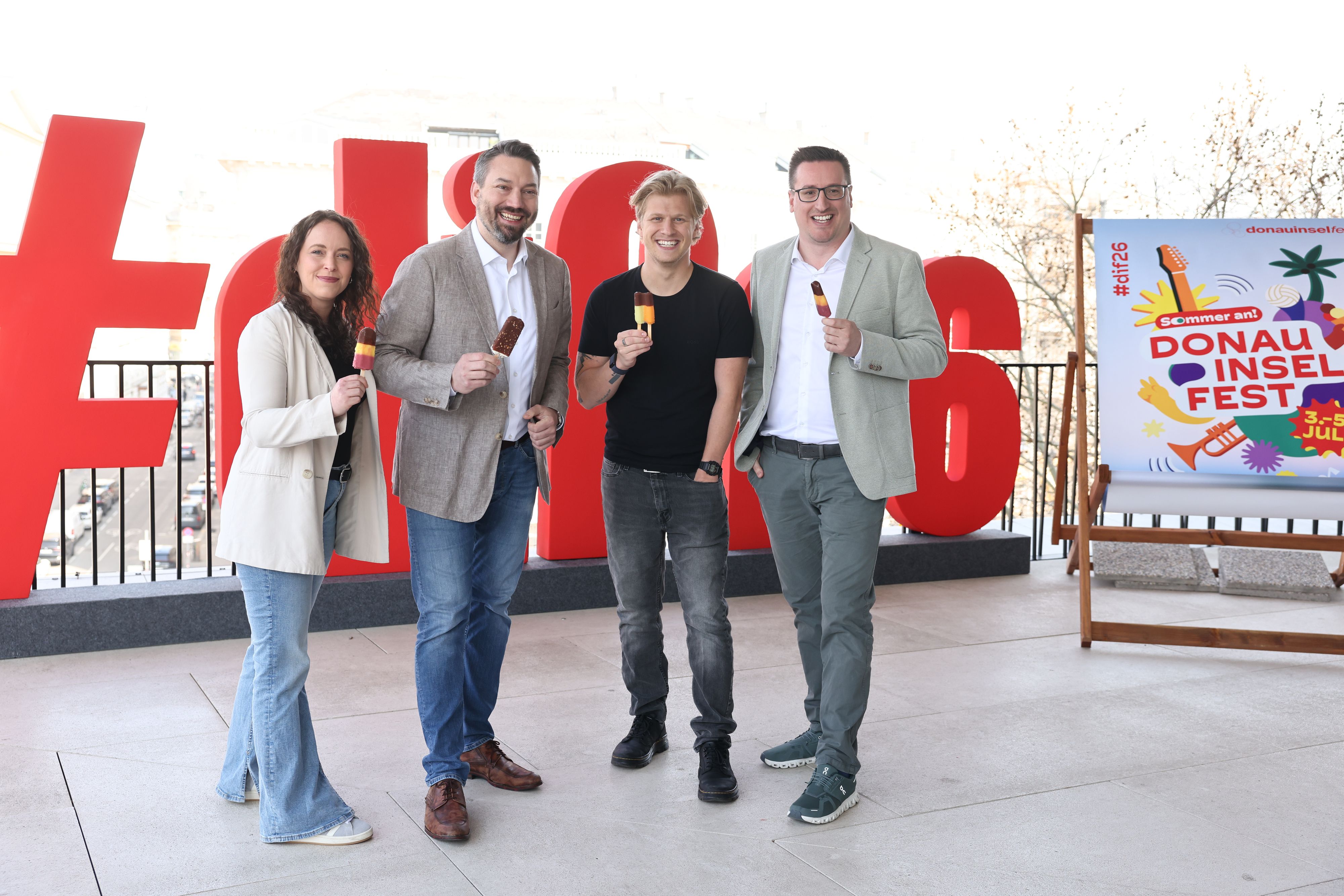 Julia Healy (Co-Geschäftsführerin Pro Event), SPÖ-Landesparteisekretär Jörg Neumayer, Sänger Thorsteinn Einarsson und Josef Wiedenhofer (Co-Geschäftsführer Pro Event, v. li.) präsentierten das Programm.