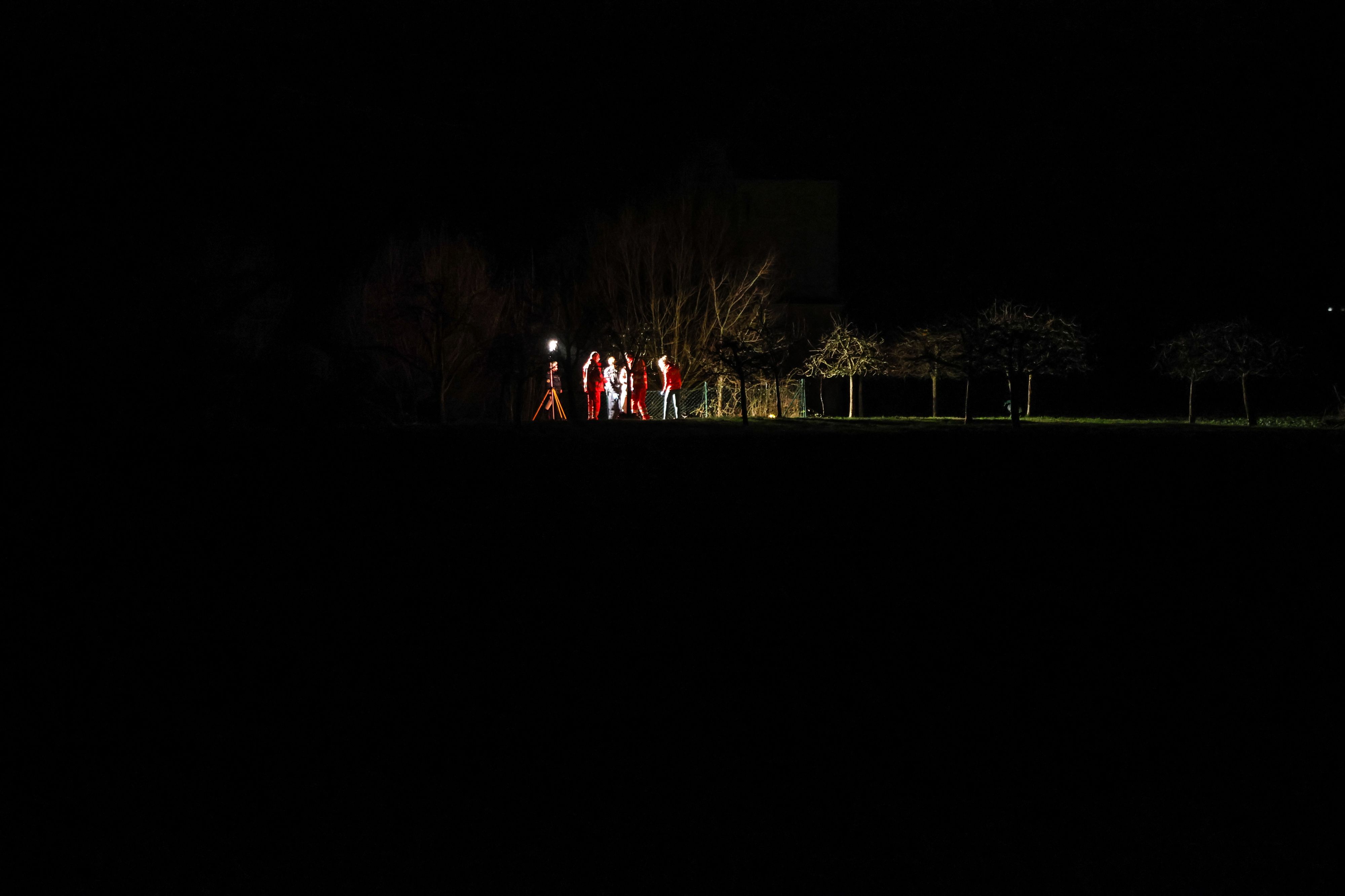 Einsatzkräfte am Ort des Unglücks: Ein Fischteich in der Ortschaft Bichlwimm, Gunskirchen (Bezirk Wels-Land).