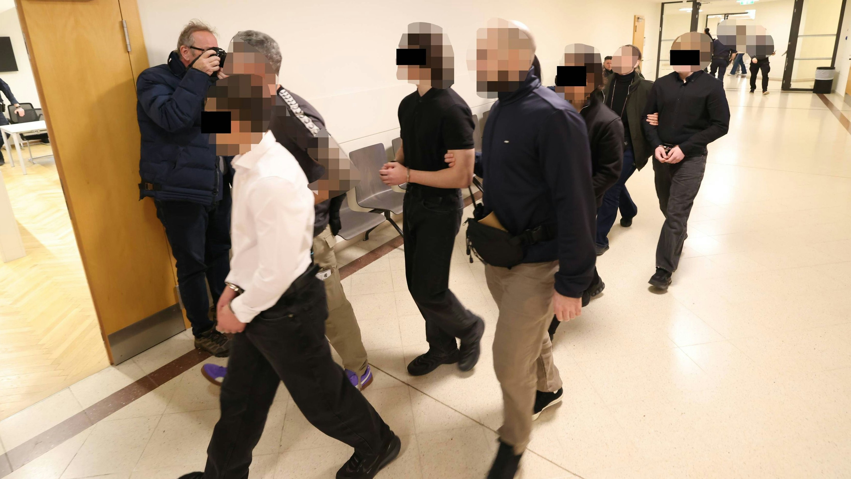 Gewaltserie bei Westbahnhof: Verdächtige Jugendliche vor Gericht. 