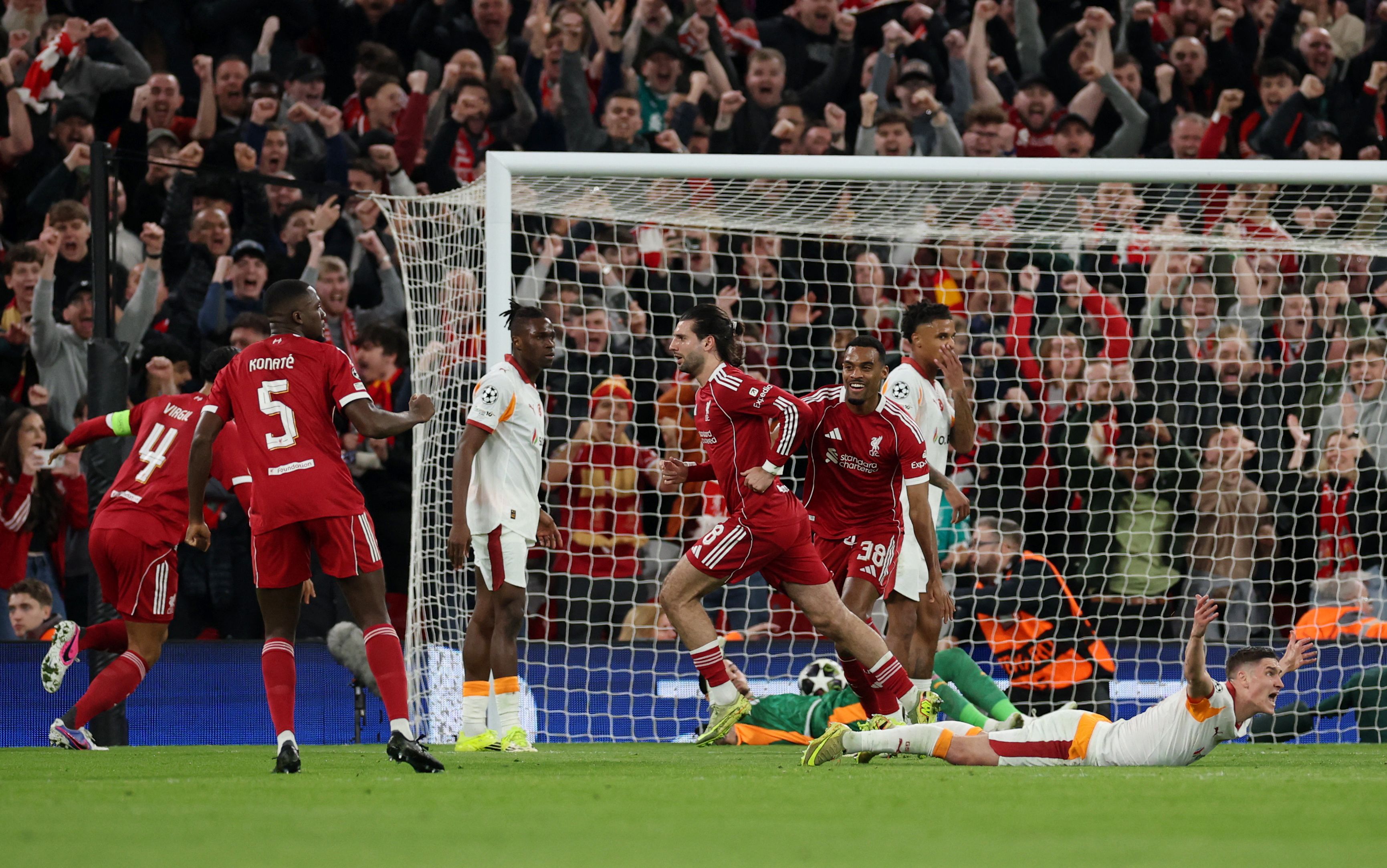 Liverpool bejubelt die Führung gegen Galatasaray Istanbul. 