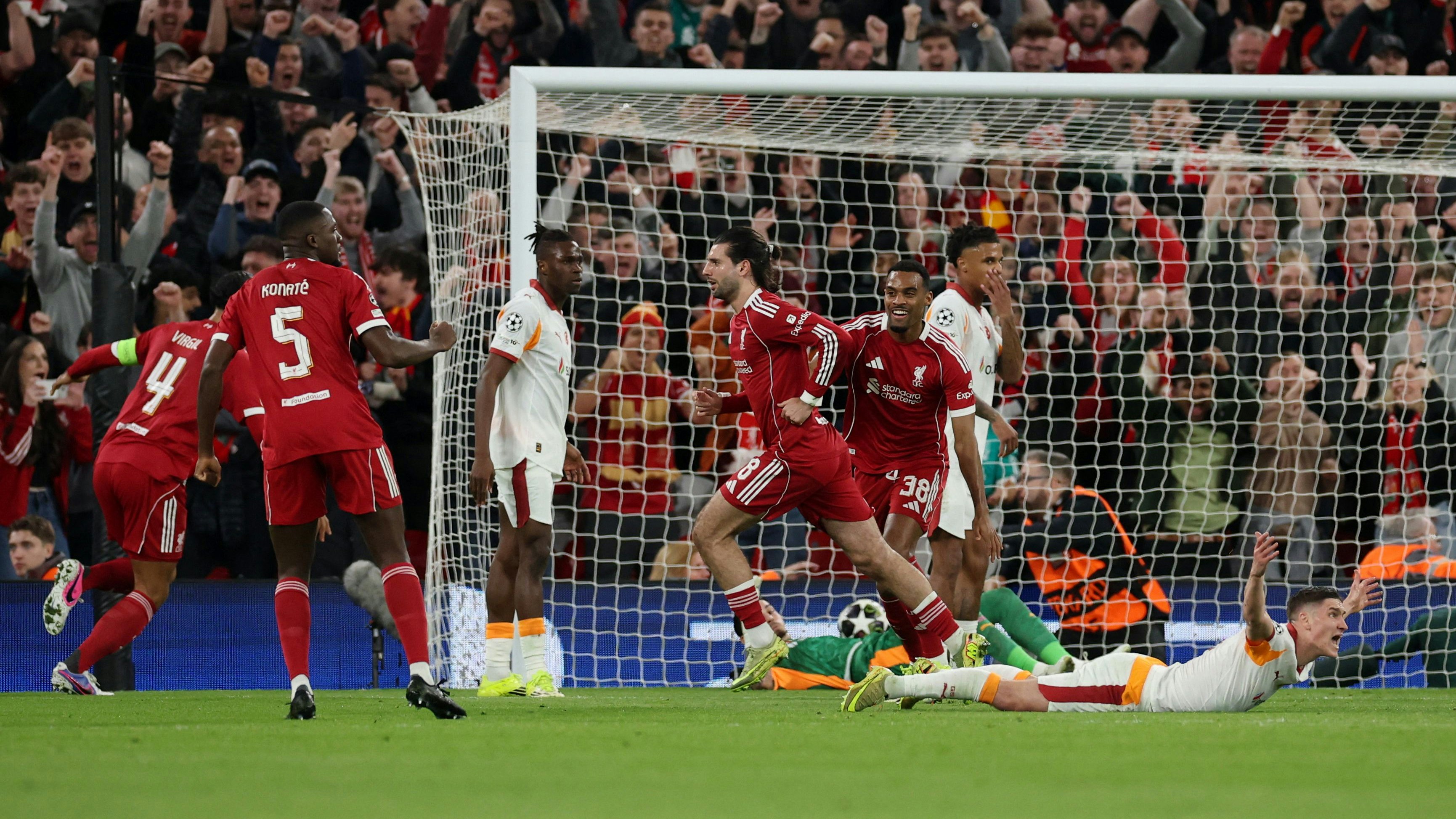 Liverpool bejubelt die Führung gegen Galatasaray Istanbul. 