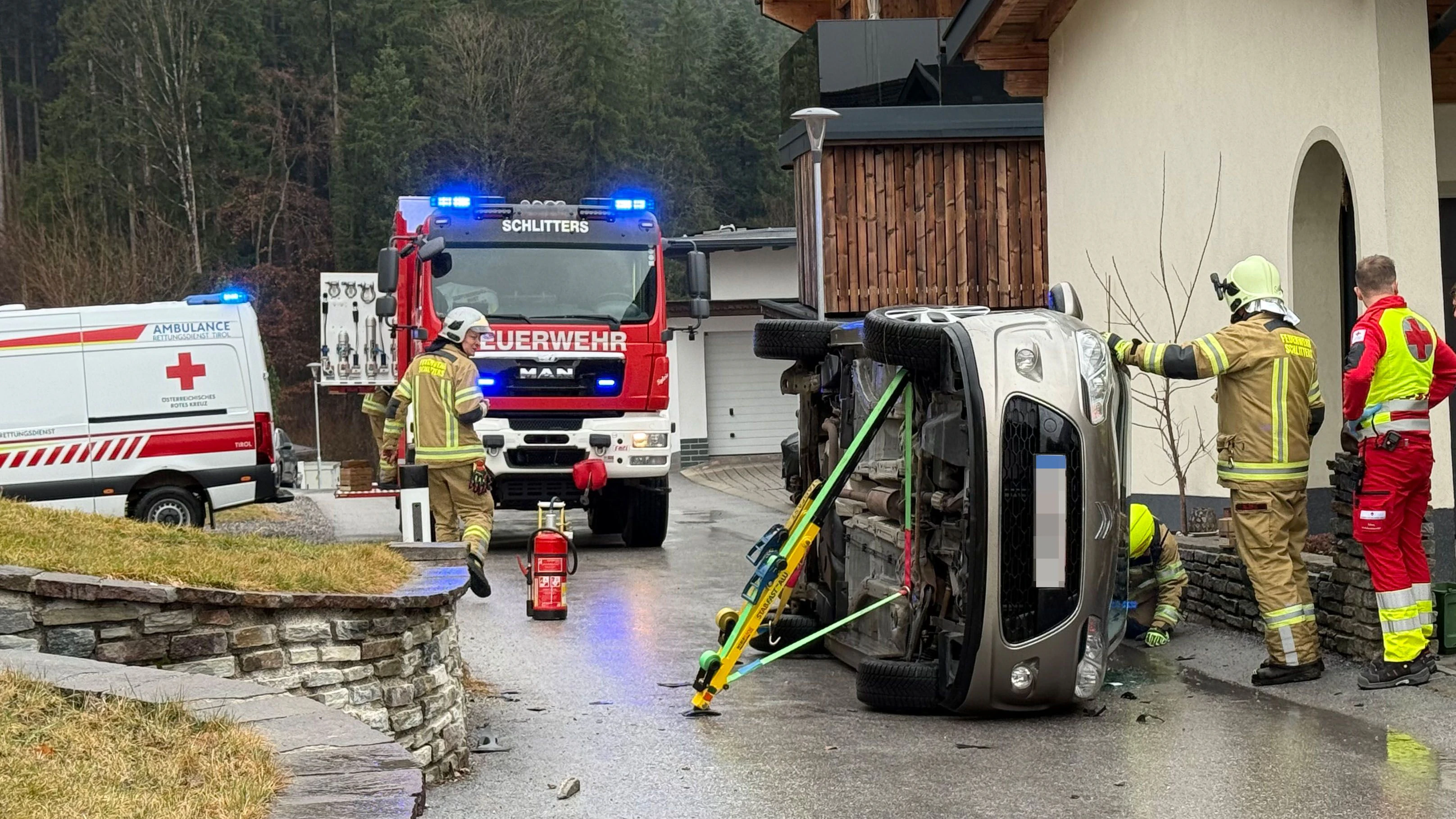 Heute.at - Obwohl es nur im Schritt-Tempo fuhr – Auto kippte um