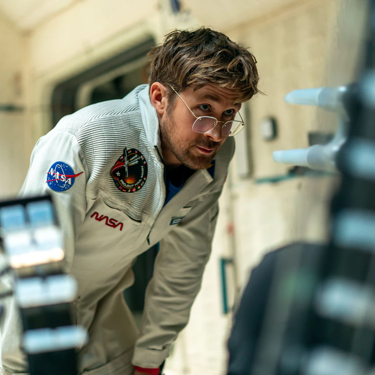 In "Der Astronaut – Project Hail Mary" spielt Ryan Gosling einen genialen, aber verpeilten Lehrer, der ins All geschossen wird. Dort trifft er ein spinnenartiges Alien, mit dem er die Menschheit retten will. Klingt haarsträubend, ist aber sehenswert – diese Woche neu im Kino!