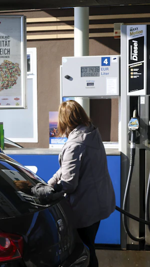 Benzinpreise Österreich: Diesel über 2 Euro, Experten warnen vor 3 Euro pro Liter. Weltmarktkrise treibt Kosten, Frust bei Autofahrern wächst.