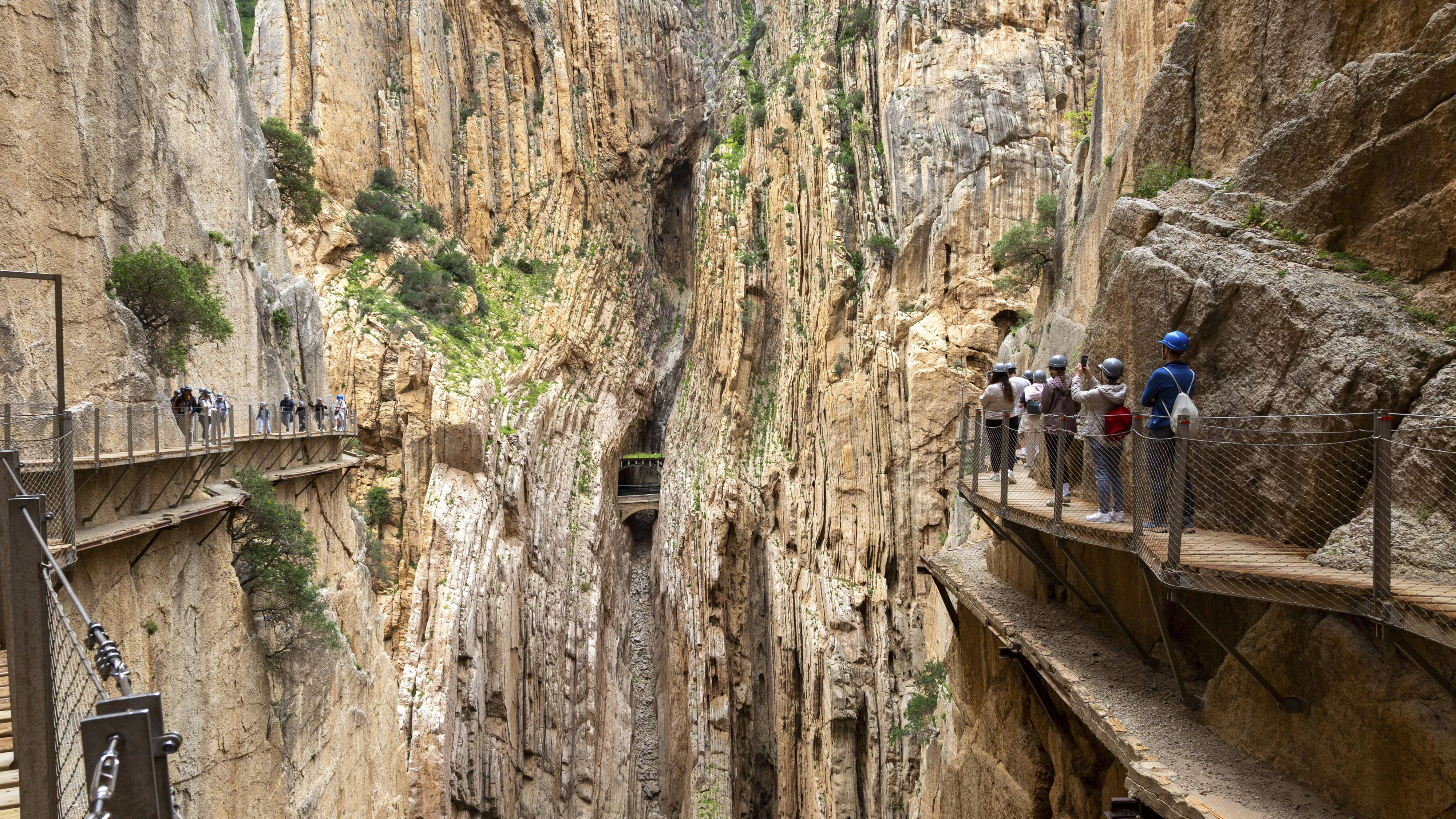 Der Caminito del Rey (spanisch für "kleiner Königspfad") ist ein spektakulärer Wanderweg in der Provinz Málaga, Andalusien, der durch die enge Schlucht Desfiladero de los Gaitanes führt.