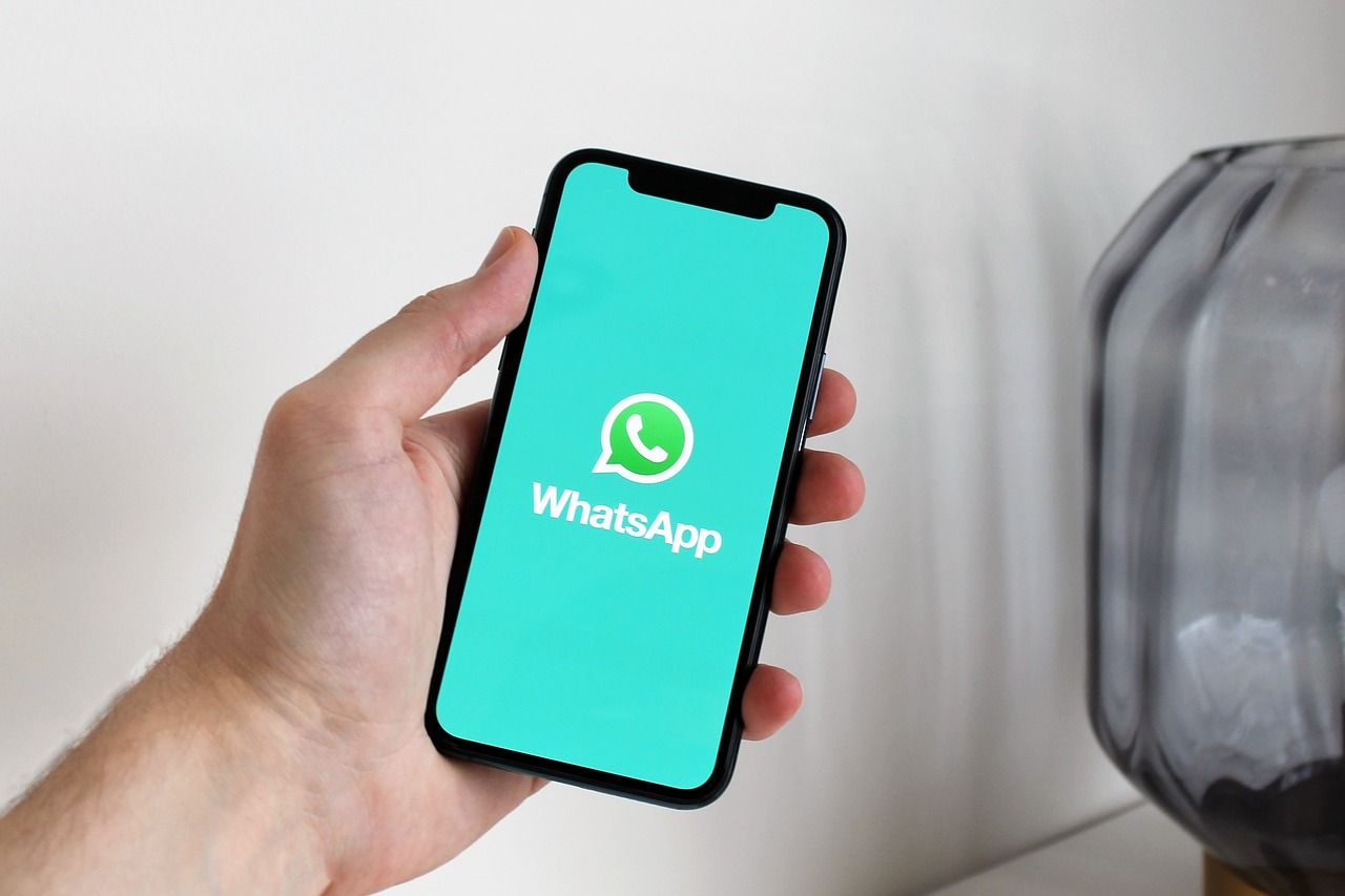 Smartphone mit WhatsApp-App