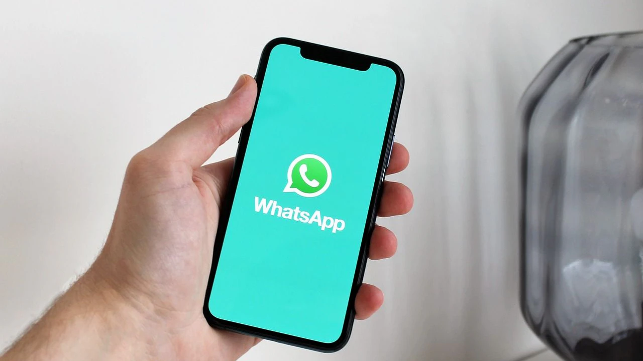 Smartphone mit WhatsApp-App