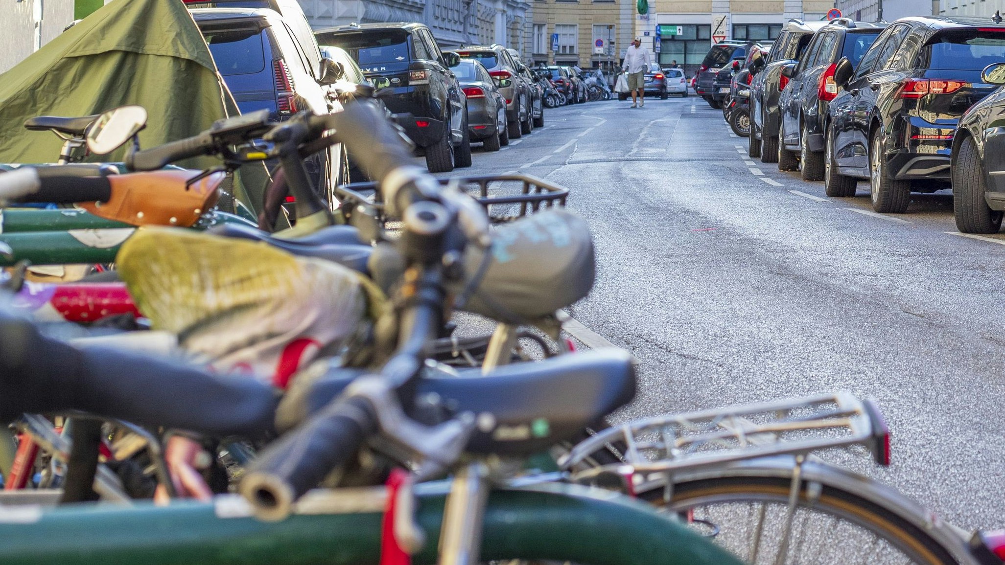 Weil sie ihre Motorräder auf Radabstellplätzen parkten, mussten einige Grazer zahlen. (Symbolbild)