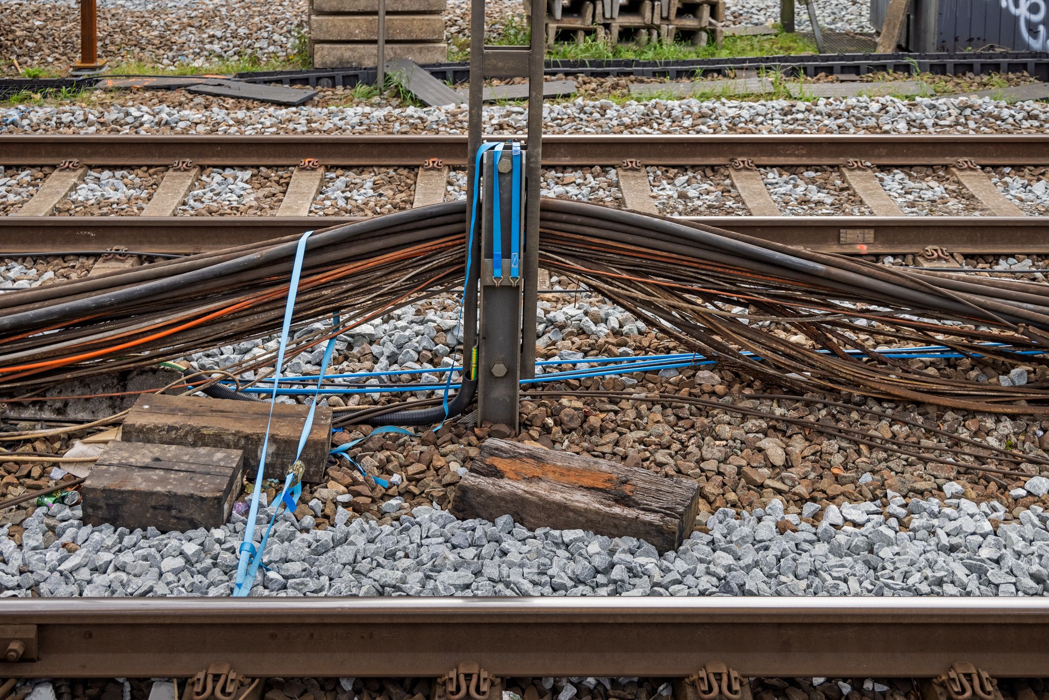 Durch Brandstiftung an mehreren Stellen kam es zu Kabelbränden und einem Ausfall der Zugsignalanlage (Symbolbild)