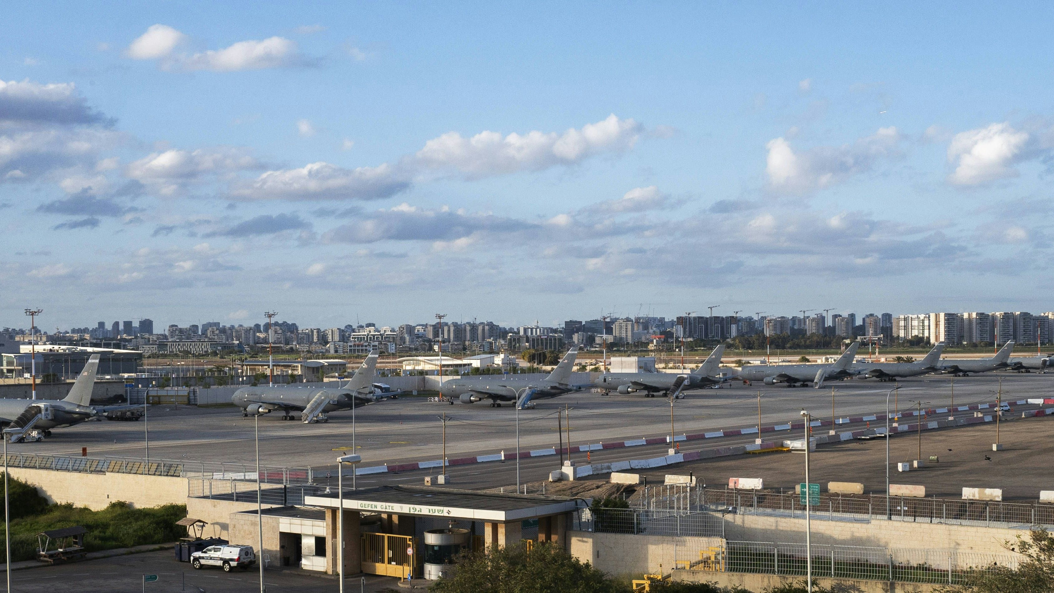 Heute.at - Israelischer Flughafen durch Trümmerteile beschädigt
