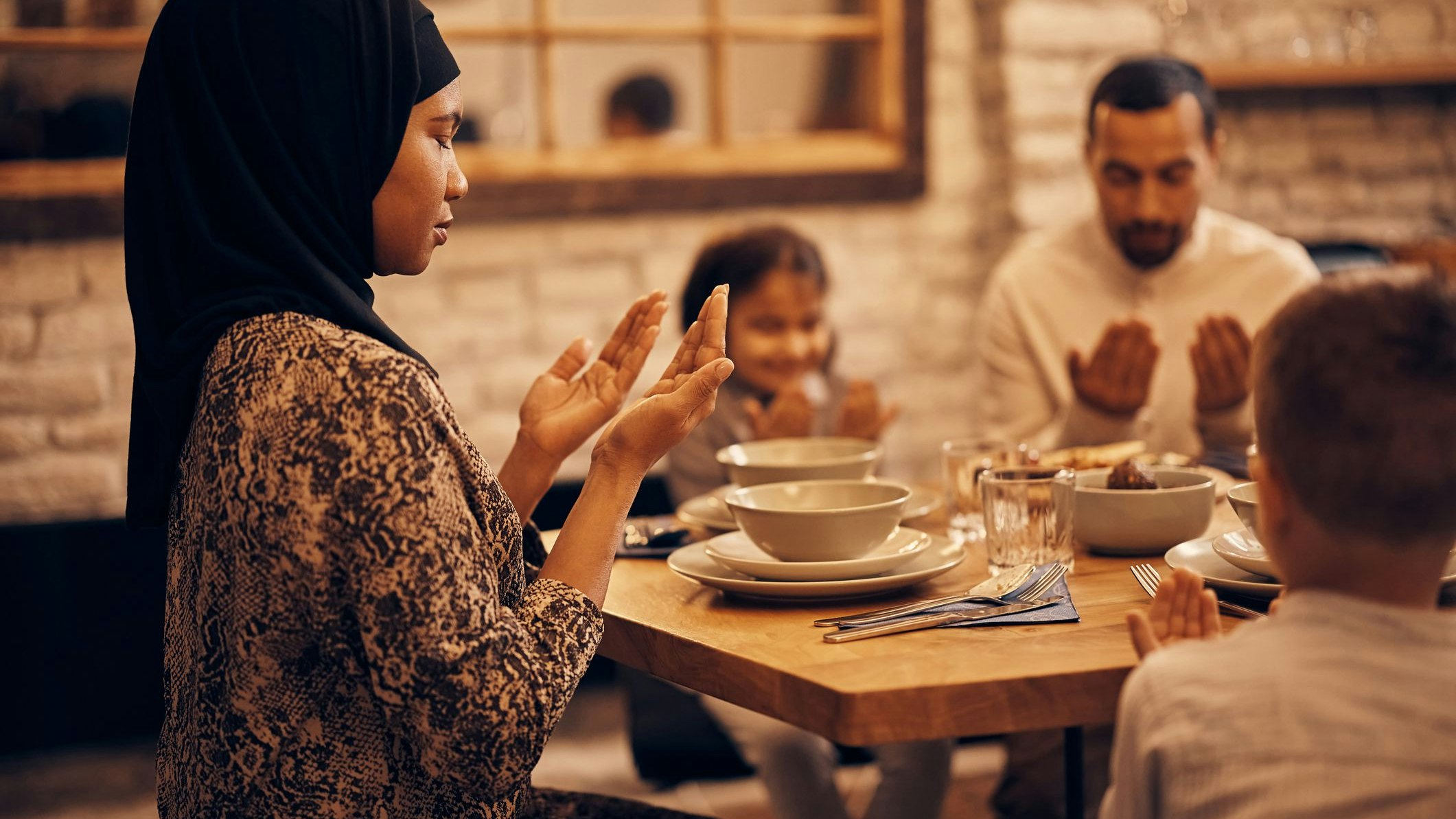"Happy Ramadan IHR AFFEN" stand auf dem Zettel vor der Wohnungstür der muslimischen Familie. (Symbolbild)