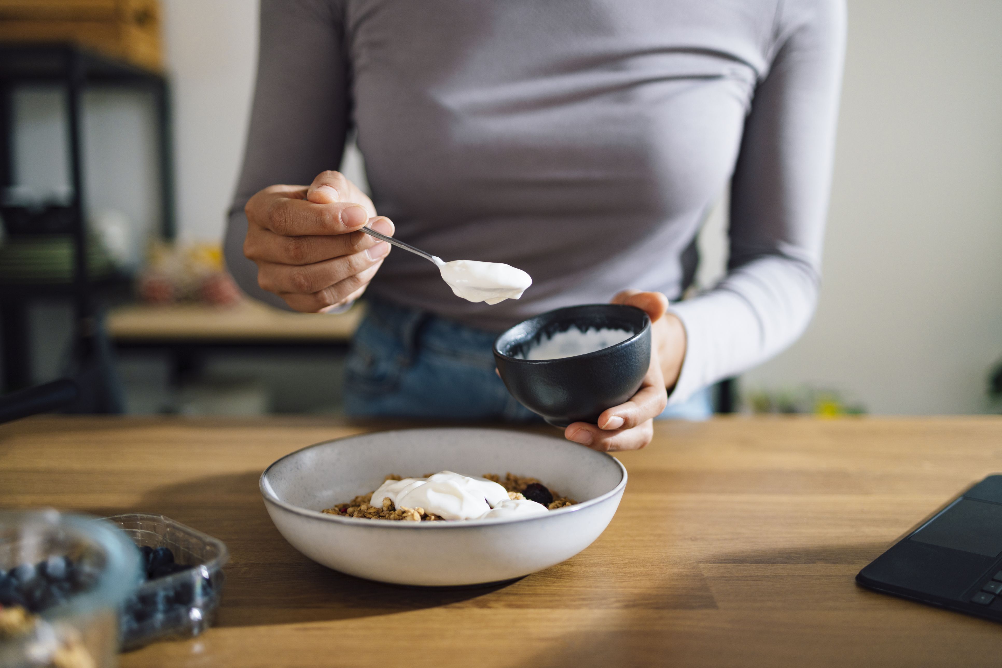 Joghurt wird häufig als proteinreich beworben, doch nicht jede Variante liefert gleich viel Eiweiß.
