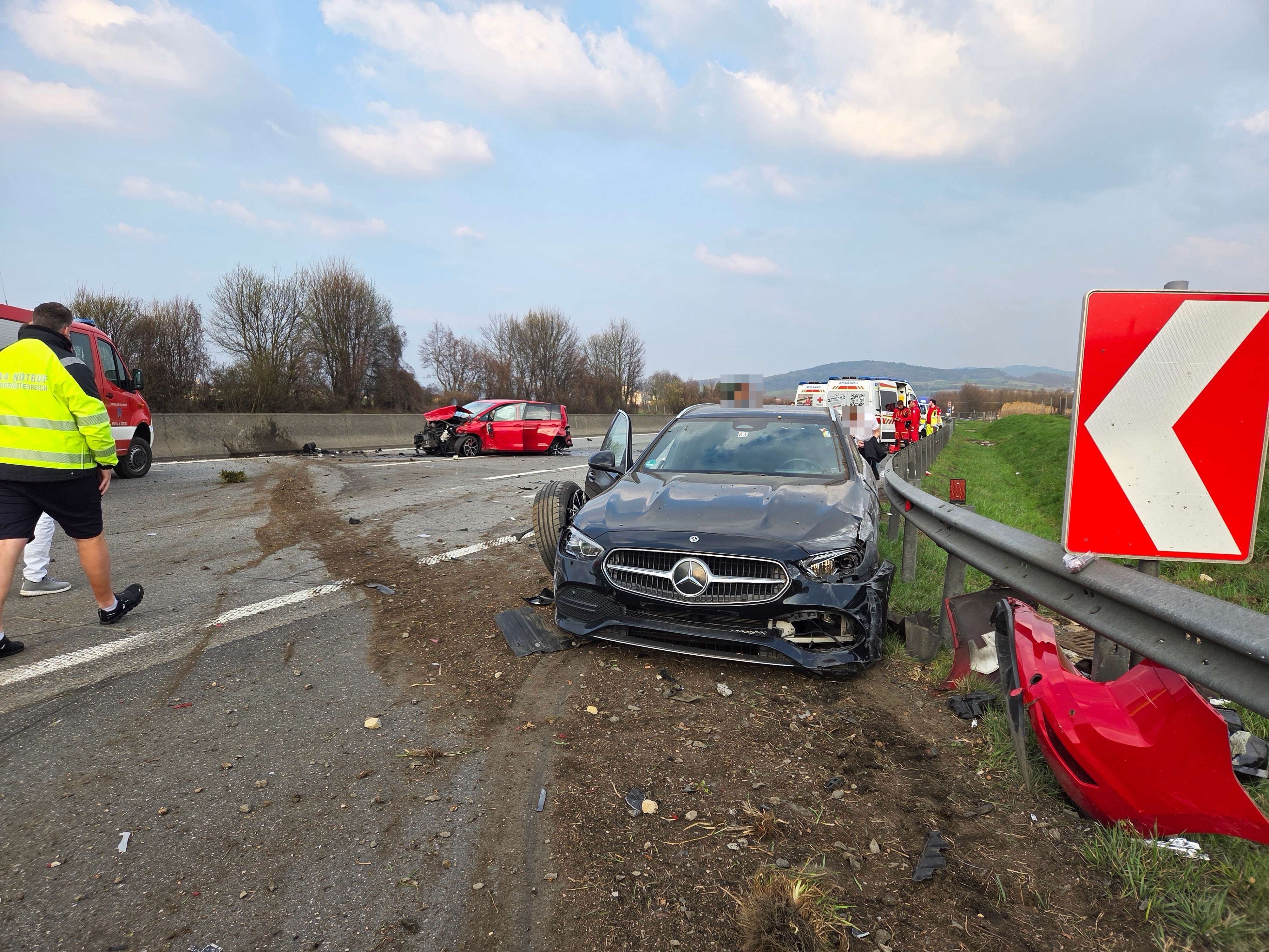 Bei dem Crash wurden insgesamt fünf Menschen verletzt. 