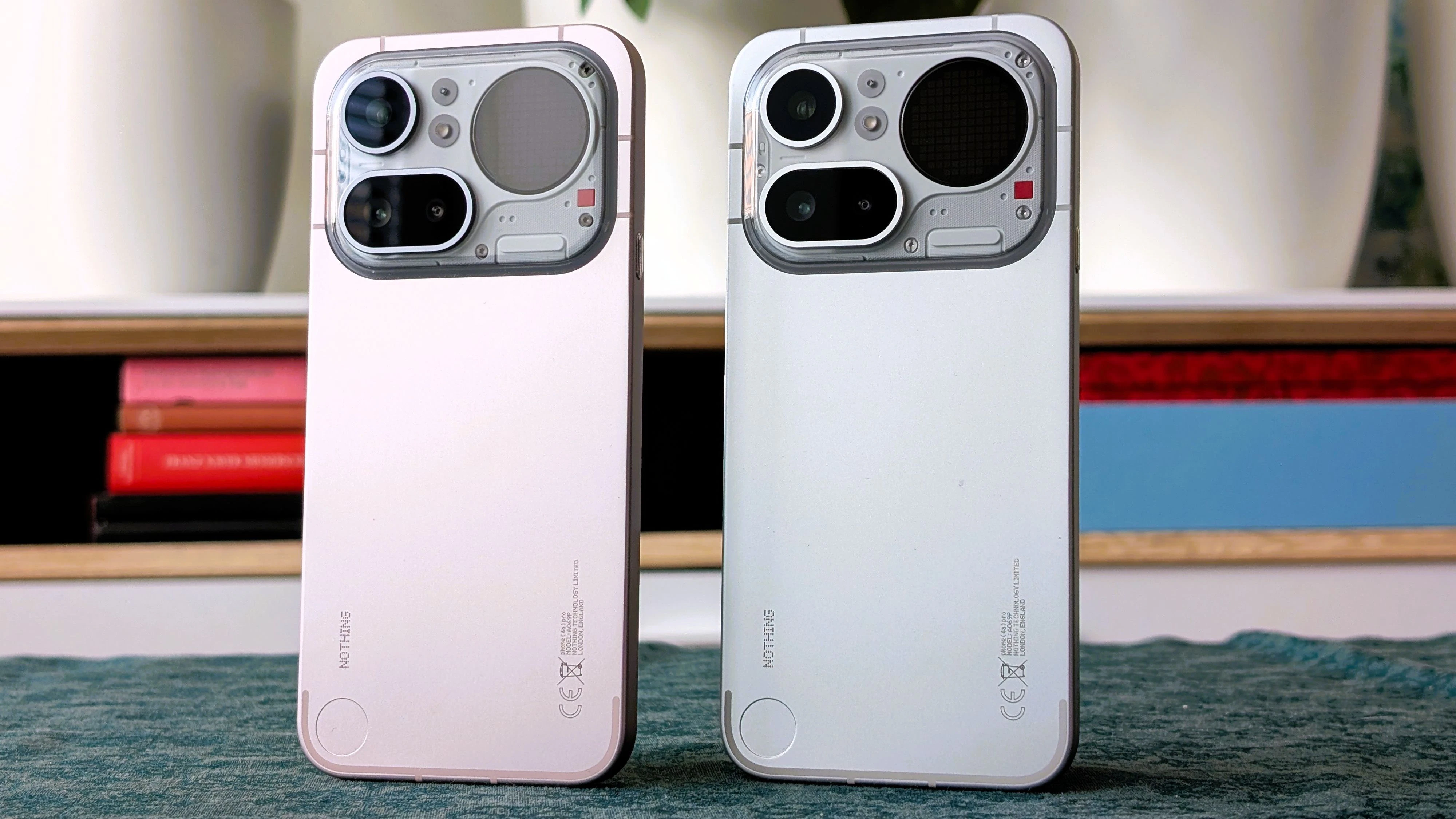 Beim Nothing Phone (4a) Pro lässt sich eine Ähnlichkeit zum Apple iPhone 17 Pro nicht ganz verleugnen.