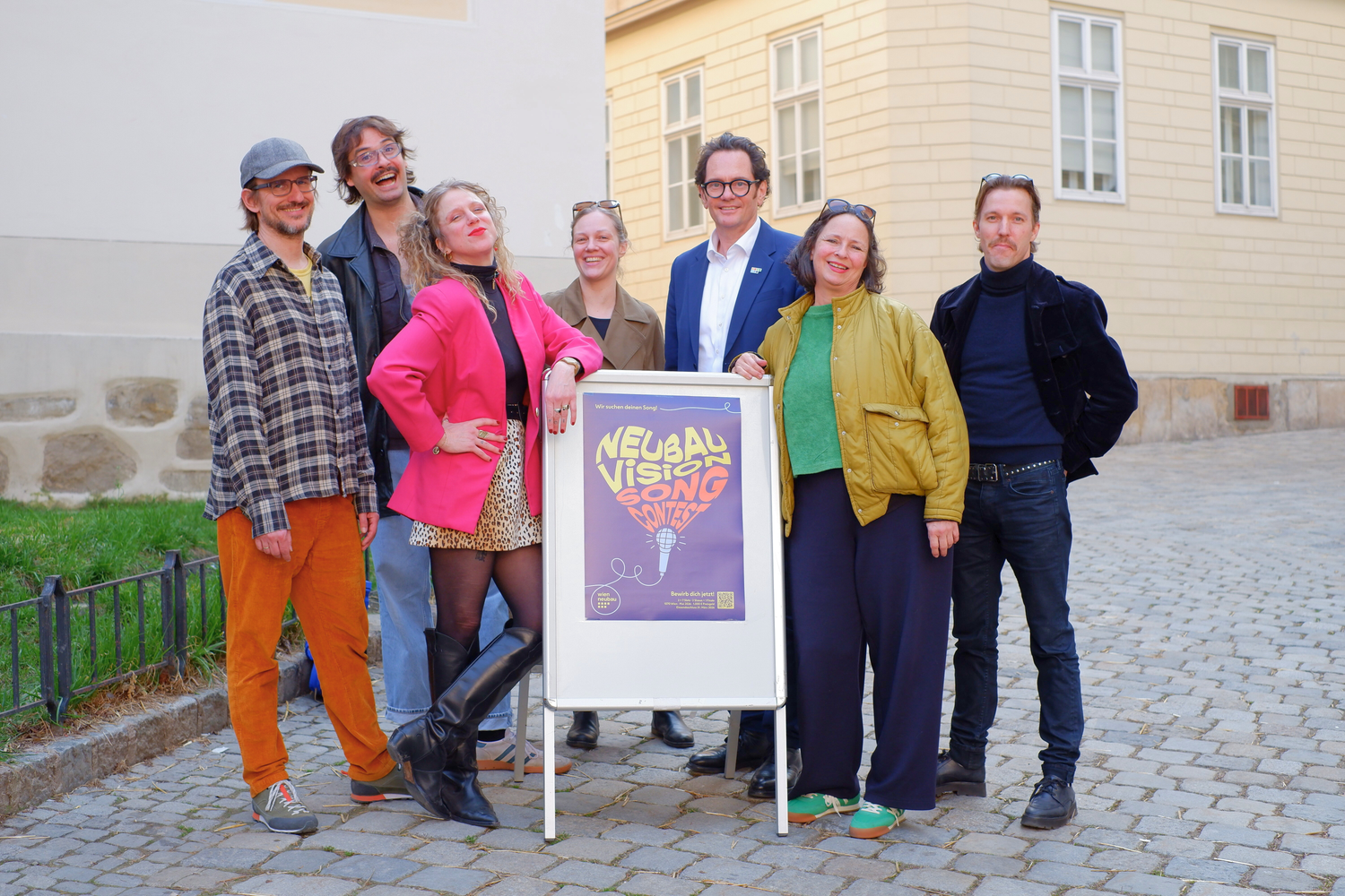 Bezirksvorsteher Markus Reiter (Grüne, m.) lädt mit Ankathie Koi (l.) zum 