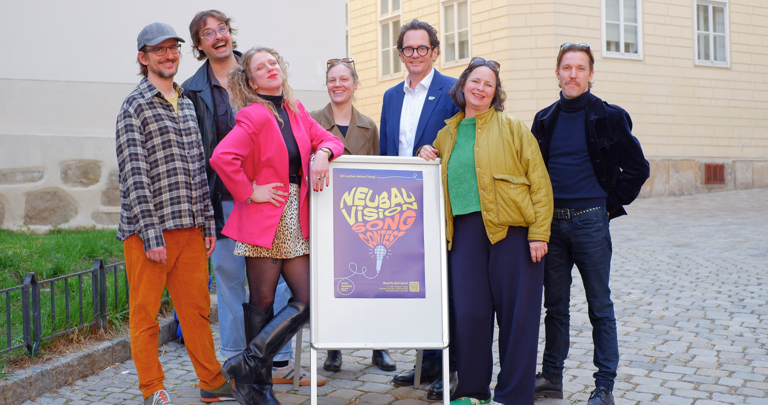 Bezirksvorsteher Markus Reiter (Grüne, m.) lädt mit Ankathie Koi (l.) zum "Songcontest".