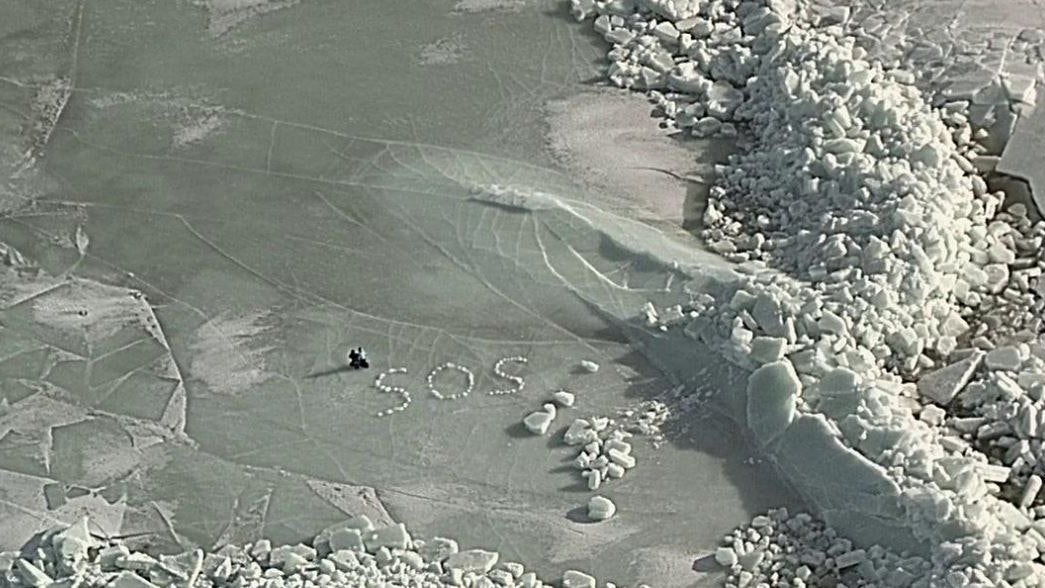 Das deutsche Paar in Not hatte mit Eisblöcken ein großes SOS-Zeichen gelegt.