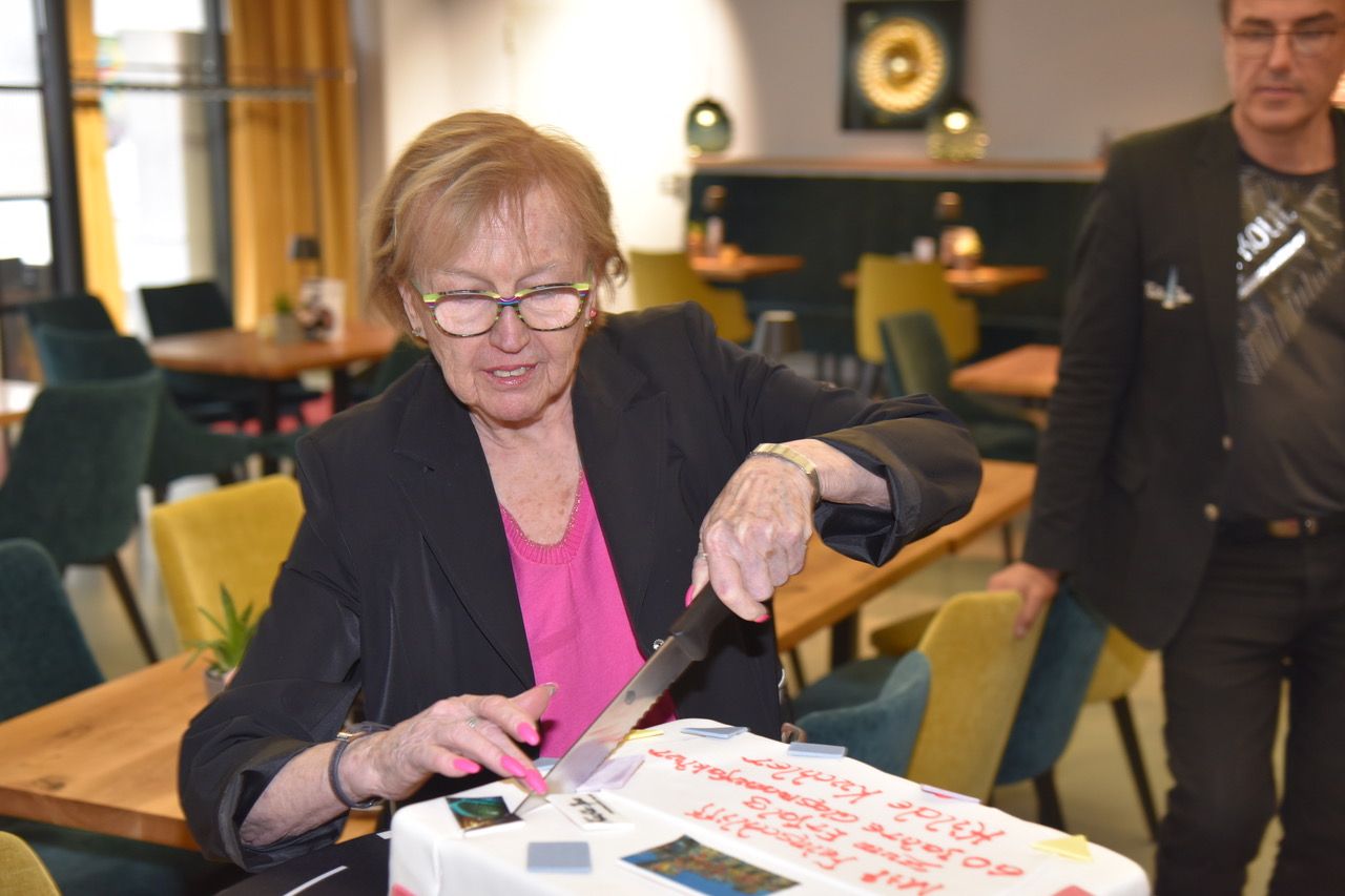 Hilde Kuchler (l.) mit ihrer Jubiläumstorte.