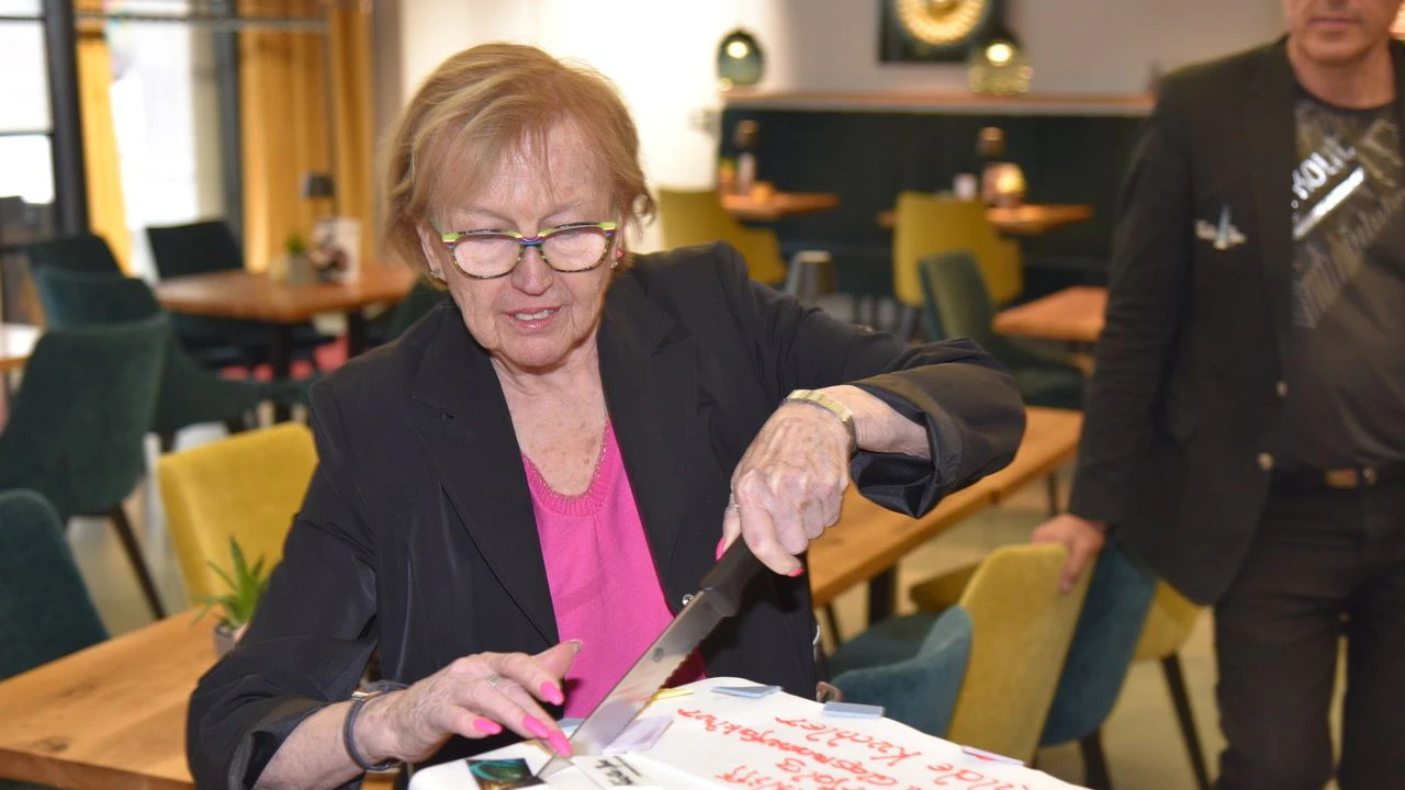 Hilde Kuchler (l.) mit ihrer Jubiläumstorte.